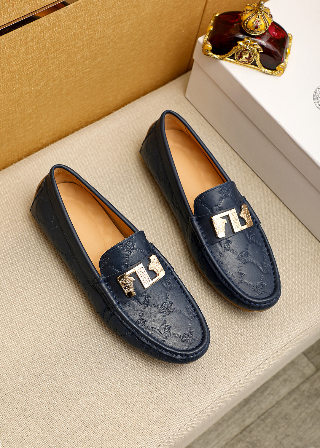 NO:745998,Product trademark VERSACE 'Versace' beanie shoes. Regular size: 38-44 (customized at 37.45.46). Selected product materials. Imported first-layer calfskin embossed upper, imported pigskin lining. Strong three-dimensional visual effect. Rubber outsole. Three colors available, versace, versace, cowhide.19860909商品商标VERSACE「范思哲」豆豆鞋 正码码数:38-44 (37.45.46订制) 商品材料精选 进口头层小牛皮压花鞋面,进口猪皮内里.强烈立体视觉效果,橡胶大底 颜 色3色可选,,versace,versace,cowhide,Men's shoes