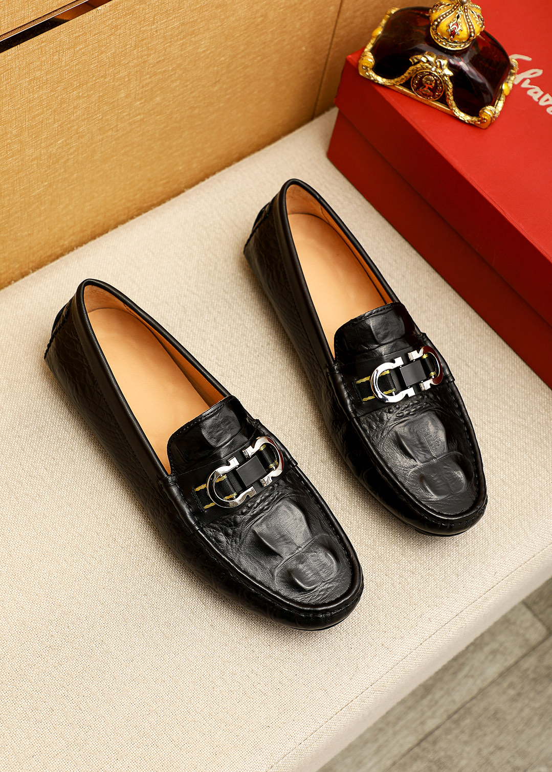 NO:746003,Product trademark Ferragamo 'Ferragamo' beanie shoes. Regular size: 38-44 (customized at 37.45.46) Product materials are selected. Imported calfskin embossed upper + classic hardware buckle, imported pigskin lining. Strong three-dimensional visual effect, rubber outsole. Three colors available, ferragamo, ferragamo, cowhide.19860909商品商标Ferragamo「 菲拉格慕」豆豆鞋 正码码数:38-44（37.45.46订制） 商品材料精选 进口小牛皮压花鞋面+经典五金扣,进口猪皮内里.强烈立体视觉效果,橡胶大底 颜 色3色可选,,ferragamo,ferragamo,cowhide,Men's shoes