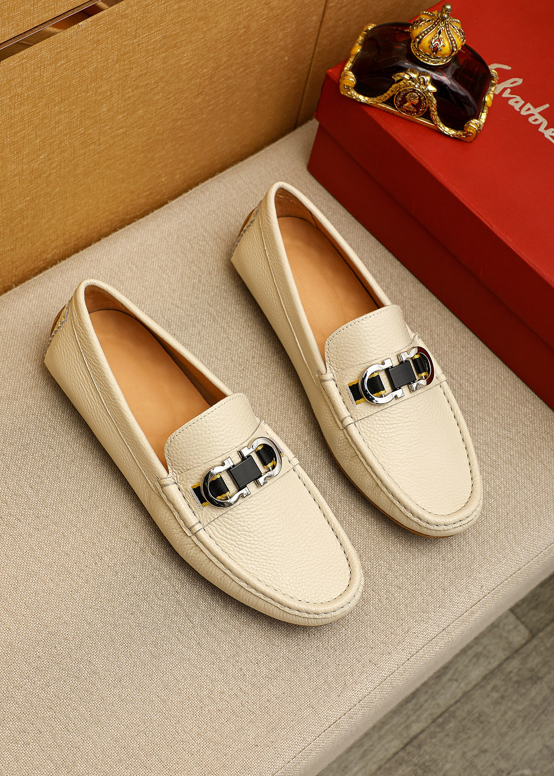 NO:746008,Product trademark Ferragamo 'Ferragamo' beanie shoes. Regular size: 38-44 (customized at 37.45.46). Selected product materials. Imported pebbled cowhide upper + classic hardware buckle, imported pigskin lining. Strong three-dimensional visual effect. Rubber outsole. 3 colors available, ferragamo, ferragamo, cowhide.19860909商品商标Ferragamo「 菲拉格慕」豆豆鞋 正码码数:38-44（37.45.46订制） 商品材料精选 进口荔枝纹牛皮鞋面+经典五金扣,进口猪皮内里.强烈立体视觉效果,橡胶大底 颜 色3色可选,,ferragamo,ferragamo,cowhide,Men's shoes