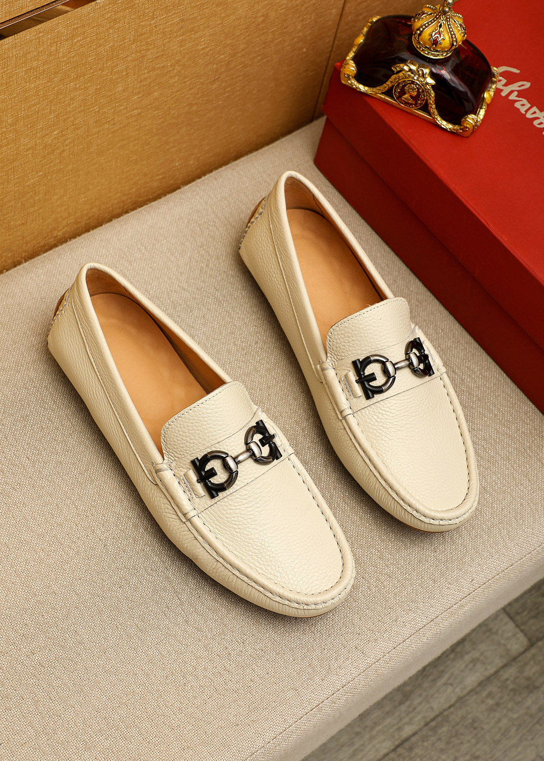 NO:746018,Product trademark Ferragamo 'Ferragamo' beanie shoes. Regular size: 38-44 (customized at 37.45.46). Selected product materials. Imported pebbled cowhide upper + classic hardware buckle, imported pigskin lining. Strong three-dimensional visual effect. Rubber outsole. 3 colors available, ferragamo, ferragamo, cowhide.19860909商品商标Ferragamo「 菲拉格慕」豆豆鞋 正码码数:38-44（37.45.46订制） 商品材料精选 进口荔枝纹牛皮鞋面+经典五金扣,进口猪皮内里.强烈立体视觉效果,橡胶大底 颜 色3色可选,,ferragamo,ferragamo,cowhide,Men's shoes