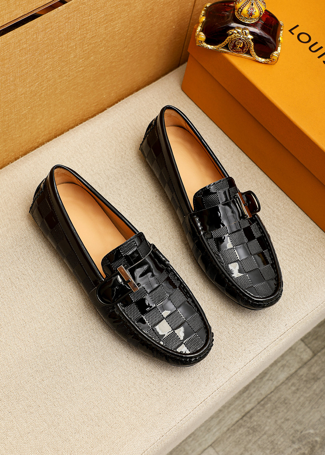 NO:756166,Product trademark LOUIS VUITTON 'Louis Vuitton' beanie shoes. Regular size: 38-44 (customized at 37.45.46) Product material selection: First-layer open-edge beaded cowhide embossed upper + luxury hardware buckle, imported pigskin lining. Strong three-dimensional visual effect, rubber outsole. 4 colors available, louis vuitton, louis vuitton, cowhide19860909商品商标LOUIS VUITTON「 路易威登」豆豆鞋 正码码数:38-44（37.45.46订做） 商品材料精选 头层开边珠牛皮压花鞋面+奢华五金扣,进口猪皮内里.强烈立体视觉效果,橡胶大底 颜 色4色可选,,louis vuitton,louis vuitton,cowhide,Men's shoes