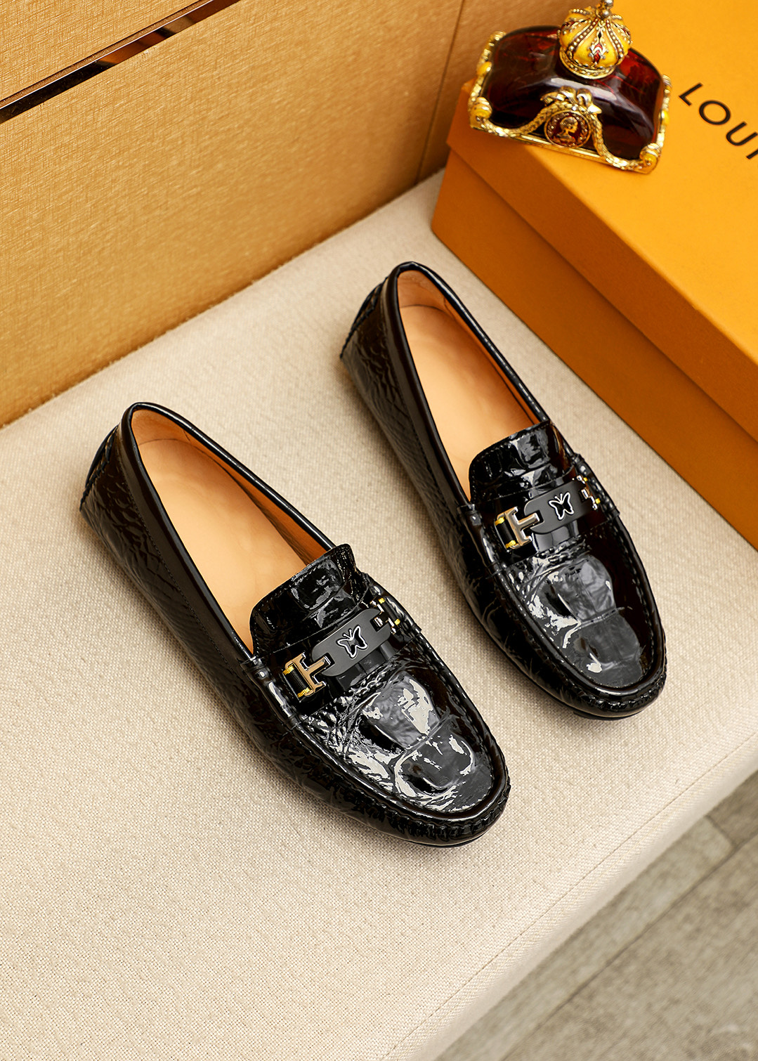 NO:756172,Product trademark LOUIS VUITTON 'Louis Vuitton' beanie shoes. Regular size: 38-44 (customized at 37.45.46) Product material selection: First-layer open-edge beaded cowhide embossed upper + luxury hardware buckle, imported pigskin lining. Strong three-dimensional visual effect, rubber outsole, 1 color optional, louis vuitton, louis vuitton, cowhide19860909商品商标LOUIS VUITTON「 路易威登」豆豆鞋 正码码数:38-44（37.45.46订做） 商品材料精选 头层开边珠牛皮压花鞋面+奢华五金扣,进口猪皮内里.强烈立体视觉效果,橡胶大底 颜 色1色可选,,louis vuitton,louis vuitton,cowhide,Men's shoes