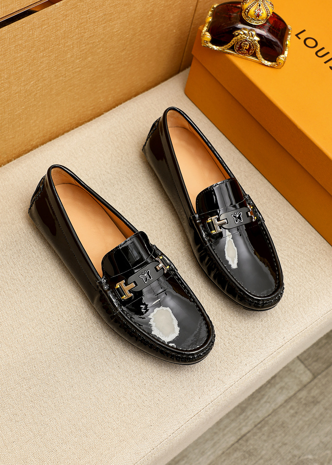 NO:756175,Product trademark LOUIS VUITTON 'Louis Vuitton' beanie shoes. Regular size: 38-44 (customized at 37.45.46) Product material selection: First-layer open-edge beaded cowhide upper + luxury hardware buckle, imported pigskin lining. Strong three-dimensional visual effect, rubber outsole, 1 color optional, louis vuitton, louis vuitton, cowhide19860909商品商标LOUIS VUITTON「 路易威登」豆豆鞋 正码码数:38-44（37.45.46订做） 商品材料精选 头层开边珠牛皮鞋面+奢华五金扣,进口猪皮内里.强烈立体视觉效果,橡胶大底 颜 色1色可选,,louis vuitton,louis vuitton,cowhide,Men's shoes