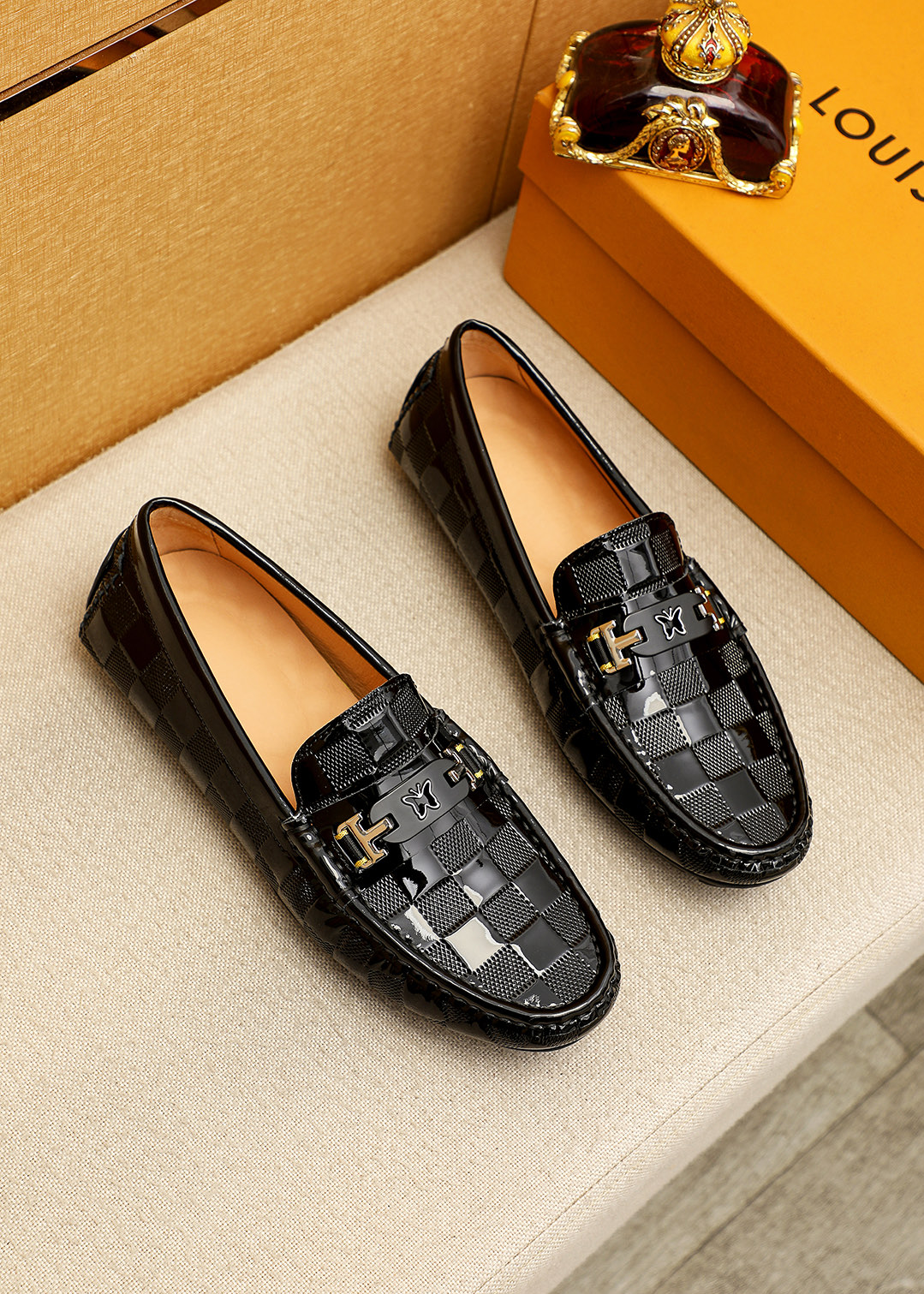 NO:756178,Product trademark LOUIS VUITTON 'Louis Vuitton' beanie shoes. Regular size: 38-44 (customized at 37.45.46) Product material selection: First-layer open-edge beaded cowhide embossed upper + luxury hardware buckle, imported pigskin lining. Strong three-dimensional visual effect, rubber outsole, 1 color optional, louis vuitton, louis vuitton, cowhide19860909商品商标LOUIS VUITTON「 路易威登」豆豆鞋 正码码数:38-44（37.45.46订做） 商品材料精选 头层开边珠牛皮压花鞋面+奢华五金扣,进口猪皮内里.强烈立体视觉效果,橡胶大底 颜 色1色可选,,louis vuitton,louis vuitton,cowhide,Men's shoes