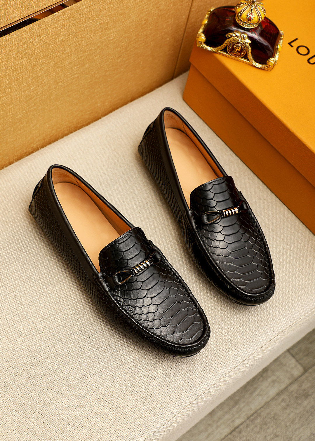 NO:756184,Product trademark LOUIS VUITTON 'Louis Vuitton' Peas Shoes Regular size: 38-44 (customized at 37.45.46) Selected product materials First-layer calfskin embossed upper + luxury hardware buckle, imported pigskin lining. Strong three-dimensional visual effect, rubber outsole 3 colors available, louis vuitton, louis vuitton, cowhide19860909商品商标LOUIS VUITTON「 路易威登」豆豆鞋 正码码数:38-44（37.45.46订做） 商品材料精选 头层小牛皮压花鞋面+奢华五金扣,进口猪皮内里.强烈立体视觉效果,橡胶大底 颜 色3色可选,,louis vuitton,louis vuitton,cowhide,Men's shoes