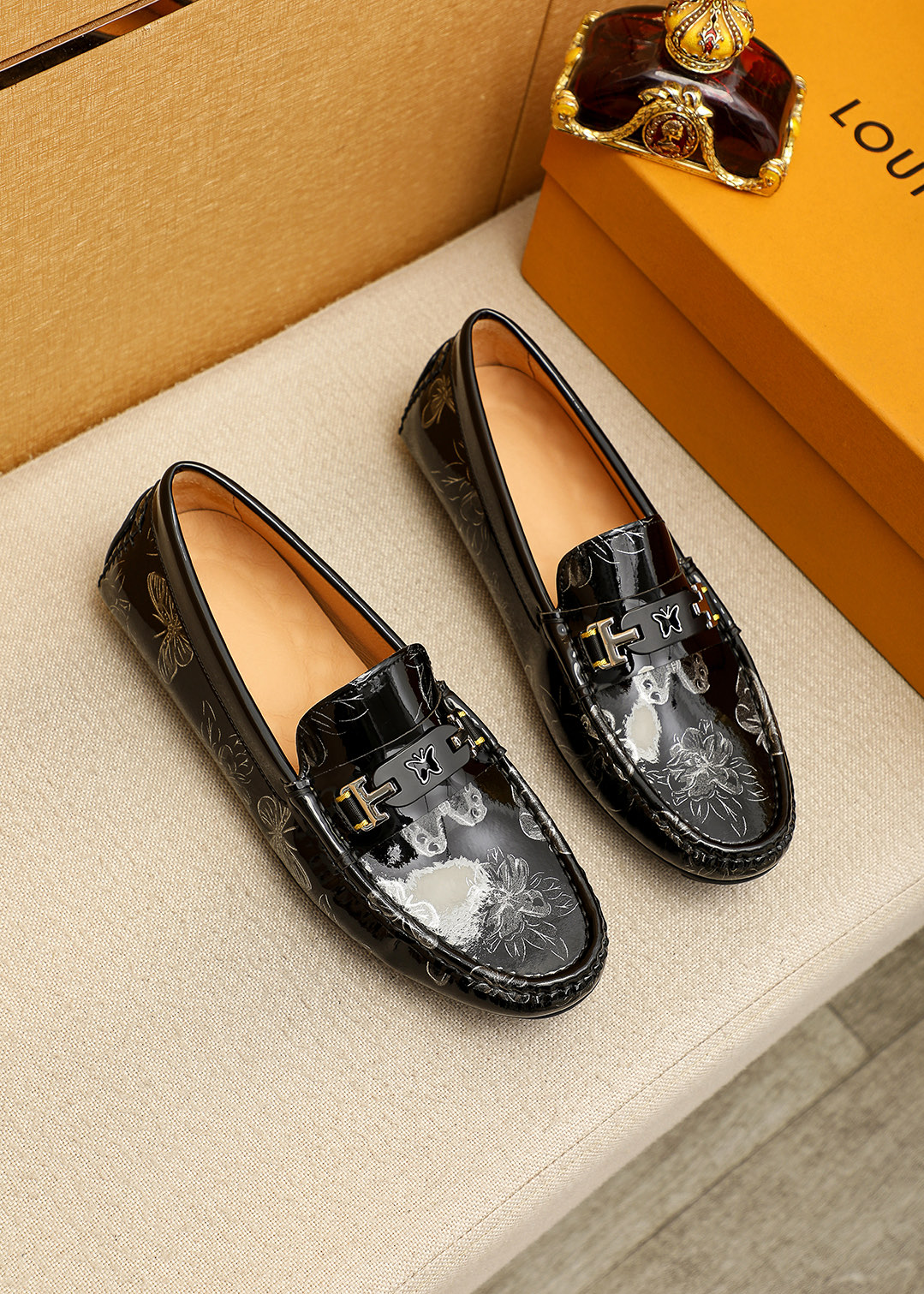 NO:756164,Product trademark LOUIS VUITTON 'Louis Vuitton' beanie shoes. Regular size: 38-44 (customized at 37.45.46) Product material selection: first-layer patent leather cowhide embossed upper + luxury hardware buckle, imported pigskin lining. Strong three-dimensional visual effect, rubber outsole, 2 colors available, louis vuitton, louis vuitton, cowhide19860909商品商标LOUIS VUITTON「 路易威登」豆豆鞋 正码码数:38-44（37.45.46订做） 商品材料精选 头层漆皮牛皮压花鞋面+奢华五金扣,进口猪皮内里.强烈立体视觉效果,橡胶大底 颜 色2色可选,,louis vuitton,louis vuitton,cowhide,Men's shoes