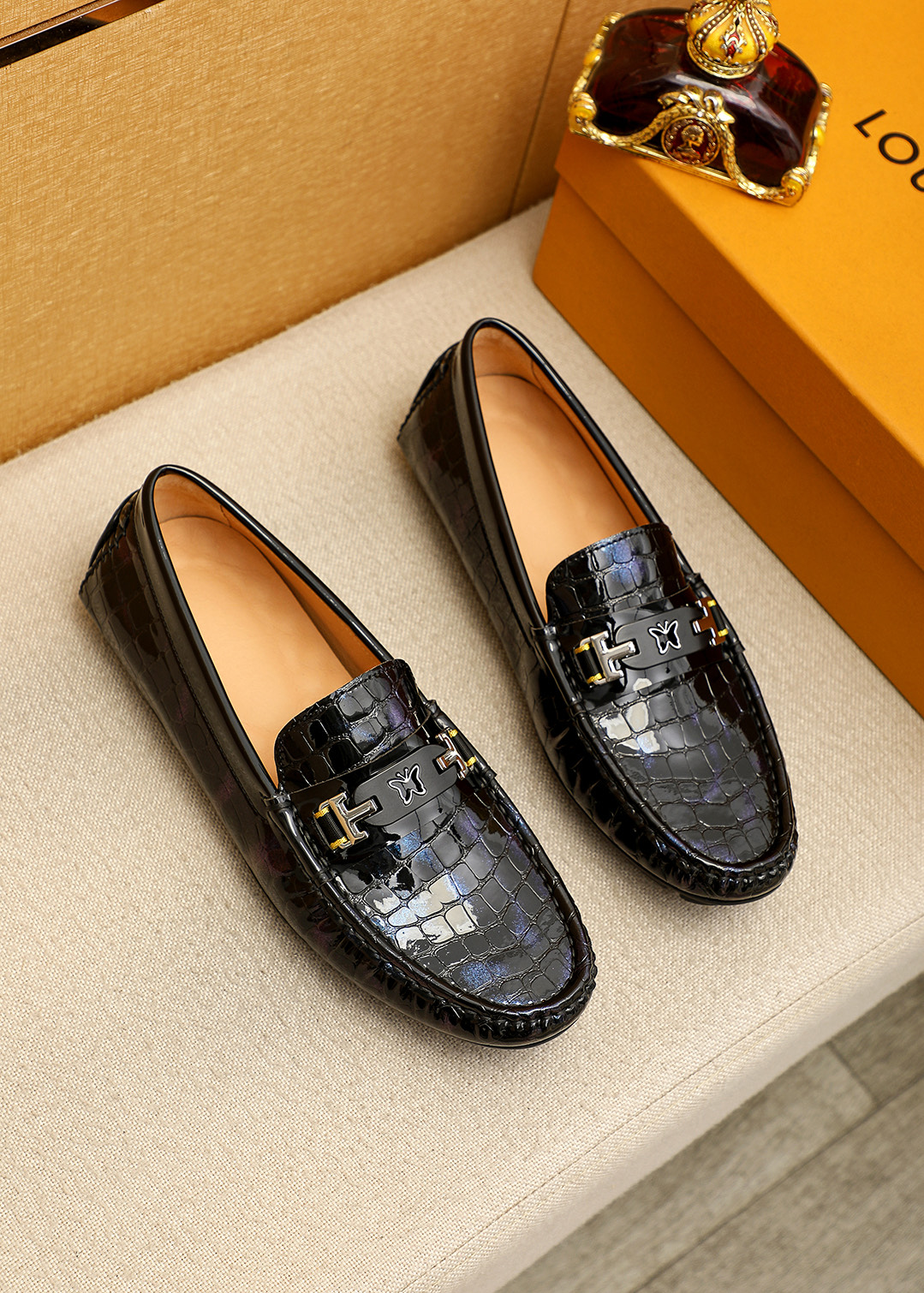 NO:756167,Product trademark LOUIS VUITTON 'Louis Vuitton' beanie shoes. Regular size: 38-44 (customized at 37.45.46) Product material selection: first-layer patent leather cowhide embossed upper + luxury hardware buckle, imported pigskin lining. Strong three-dimensional visual effect, rubber outsole, 1 color optional, louis vuitton, louis vuitton, cowhide19860909商品商标LOUIS VUITTON「 路易威登」豆豆鞋 正码码数:38-44（37.45.46订做） 商品材料精选 头层漆皮牛皮压花鞋面+奢华五金扣,进口猪皮内里.强烈立体视觉效果,橡胶大底 颜 色1色可选,,louis vuitton,louis vuitton,cowhide,Men's shoes