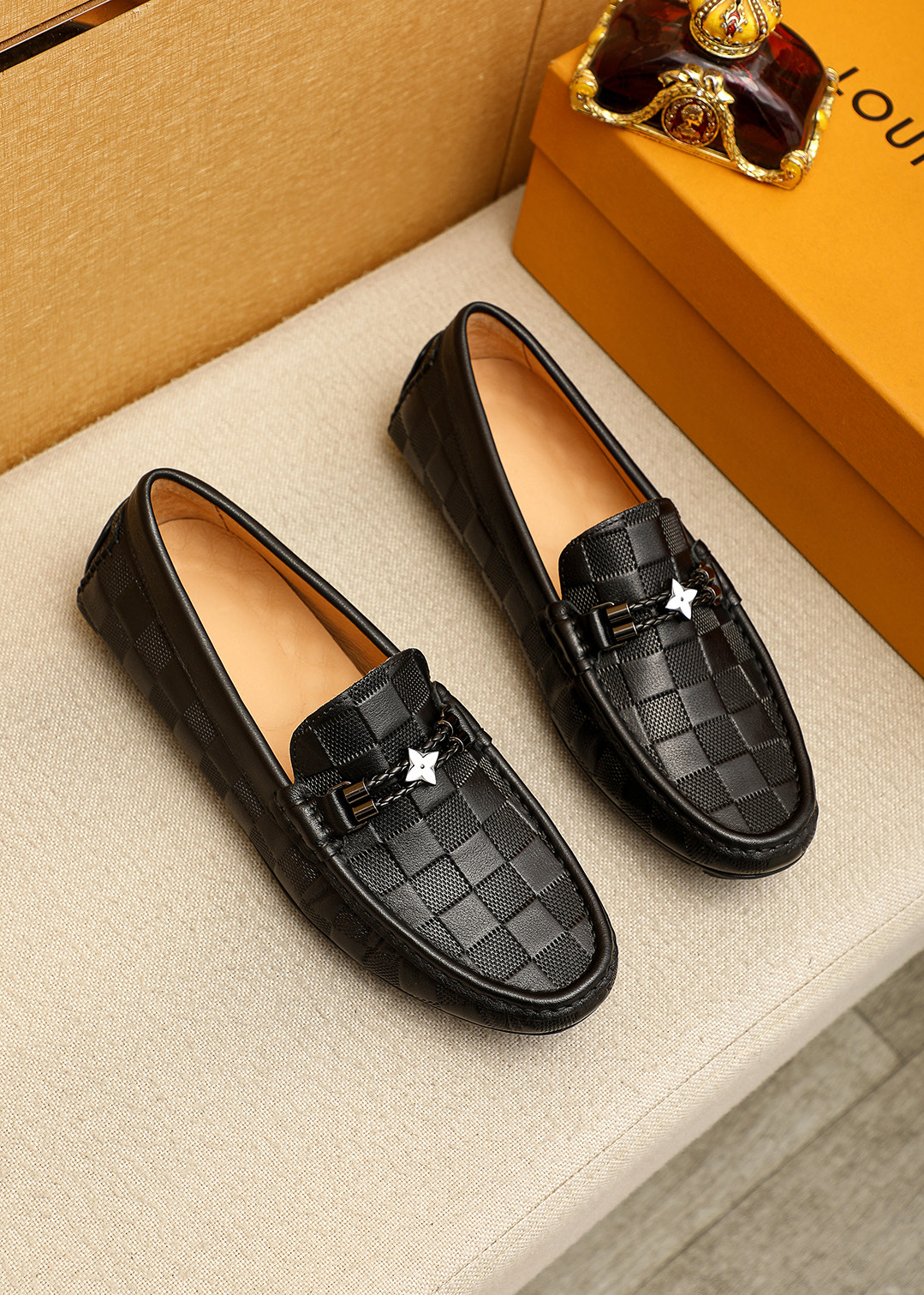 NO:756170,Product trademark LOUIS VUITTON 'Louis Vuitton' Peas Shoes Regular size: 38-44 (customized at 37.45.46) Selected product materials First-layer calfskin embossed upper + luxury hardware buckle, imported pigskin lining. Strong three-dimensional visual effect, rubber outsole 6 colors available, louis vuitton, louis vuitton, cowhide19860909商品商标LOUIS VUITTON「 路易威登」豆豆鞋 正码码数:38-44（37.45.46订做） 商品材料精选 头层小牛皮压花鞋面+奢华五金扣,进口猪皮内里.强烈立体视觉效果,橡胶大底 颜 色6色可选,,louis vuitton,louis vuitton,cowhide,Men's shoes