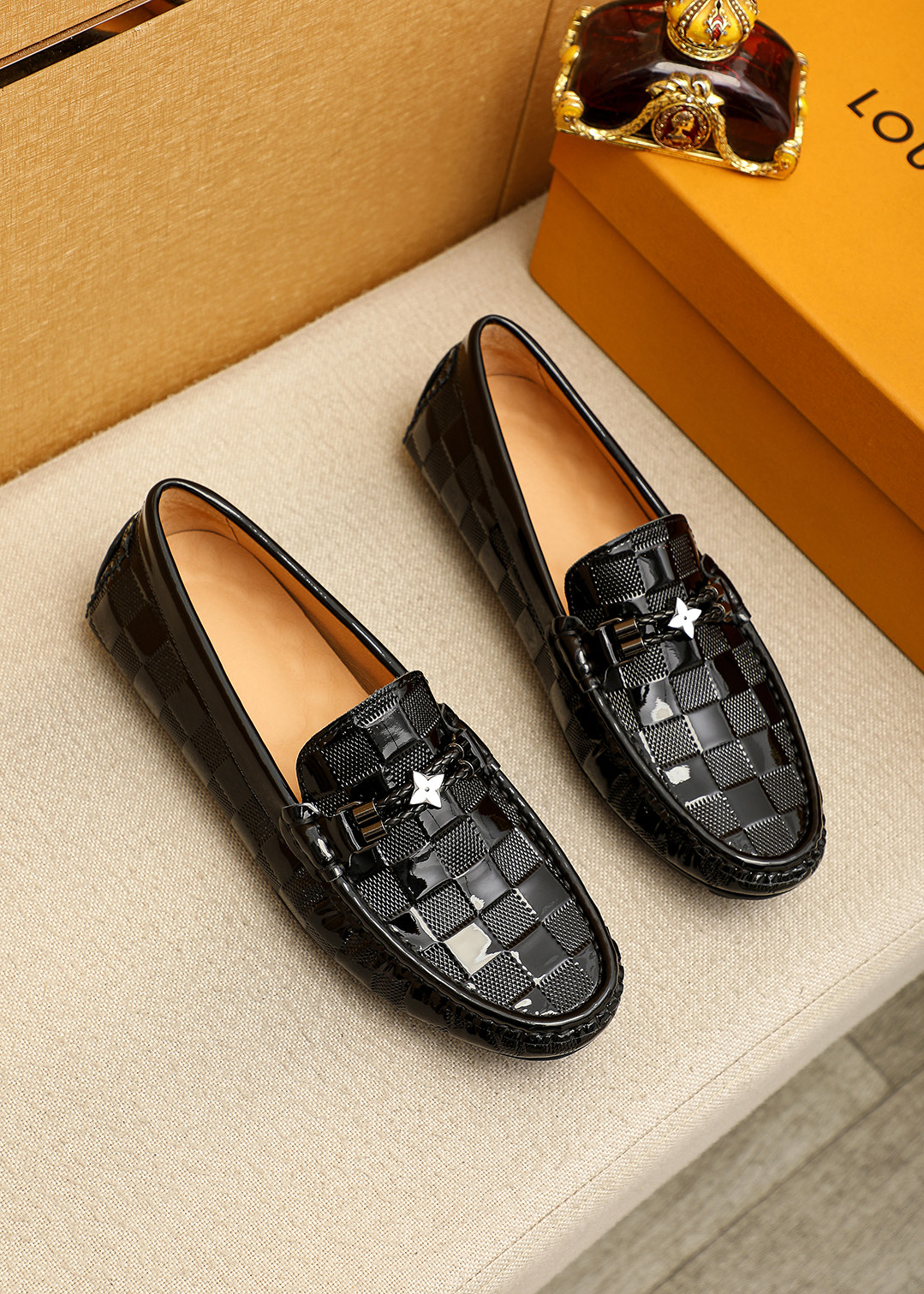 NO:756173,Product trademark LOUIS VUITTON 'Louis Vuitton' beanie shoes. Regular size: 38-44 (customized at 37.45.46) Product material selection: first-layer patent leather cowhide embossed upper + luxury hardware buckle, imported pigskin lining. Strong three-dimensional visual effect, rubber outsole, 6 colors available, louis vuitton, louis vuitton, cowhide19860909商品商标LOUIS VUITTON「 路易威登」豆豆鞋 正码码数:38-44（37.45.46订做） 商品材料精选 头层漆皮牛皮压花鞋面+奢华五金扣,进口猪皮内里.强烈立体视觉效果,橡胶大底 颜 色6色可选,,louis vuitton,louis vuitton,cowhide,Men's shoes