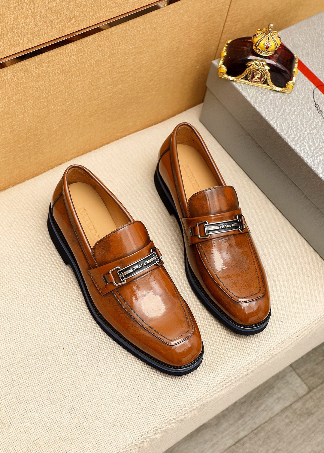 NO:756356,Product trademark PRADA 'Prada' casual leather shoes, correct size: 39-44 (customized at 38.45.46.47) Product material selection: imported first-layer open-edge beaded cowhide upper + luxury hardware buckle, imported water-dyed cowhide lining. Strong three-dimensional visual effect, original outsole 3 colors available, prada, prada, cowhide19860909商品商标PRADA「 普拉达」休闲皮鞋 正码码数:39-44(38.45.46.47订制) 商品材料精选 进口头层开边珠牛皮鞋面+奢华五金扣,进口水染牛皮内里.强烈立体视觉效果,原版大底 颜 色3色可选,,prada,prada,cowhide,Men's shoes
