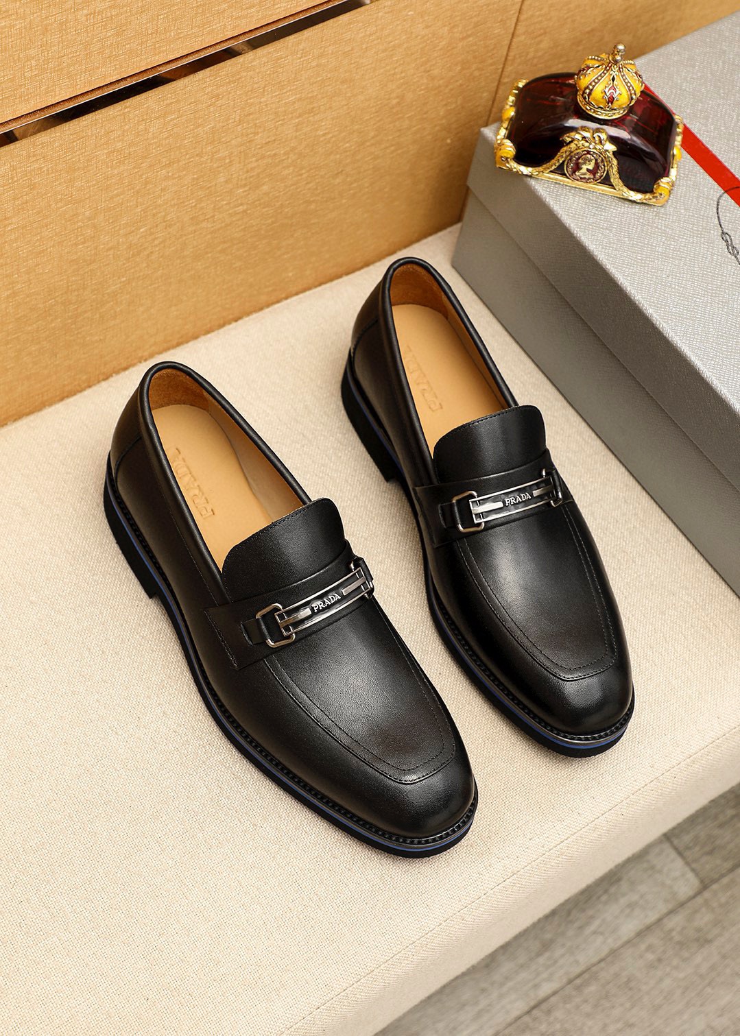 NO:756353,Product trademark PRADA 'Prada' casual leather shoes, correct size: 39-44 (customized at 38.45.46.47) Product material selection: imported first-layer calfskin upper + luxury hardware buckle, imported water-dyed cowhide lining. Strong three-dimensional visual effect, original outsole color 3 colors available, prada, prada, cowhide19860909商品商标PRADA「 普拉达」休闲皮鞋 正码码数:39-44(38.45.46.47订制) 商品材料精选 进口头层小牛皮鞋面+奢华五金扣,进口水染牛皮内里.强烈立体视觉效果,原版大底 颜 色3色可选,,prada,prada,cowhide,Men's shoes