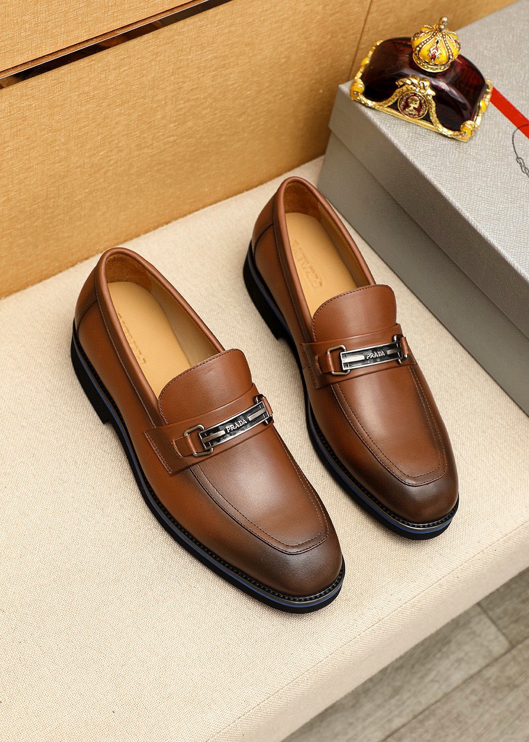 NO:756359,Product trademark PRADA 'Prada' casual leather shoes, correct size: 39-44 (customized at 38.45.46.47) Product material selection: imported first-layer calfskin upper + luxury hardware buckle, imported water-dyed cowhide lining. Strong three-dimensional visual effect, original outsole color 3 colors available, prada, prada, cowhide19860909商品商标PRADA「 普拉达」休闲皮鞋 正码码数:39-44(38.45.46.47订制) 商品材料精选 进口头层小牛皮鞋面+奢华五金扣,进口水染牛皮内里.强烈立体视觉效果,原版大底 颜 色3色可选,,prada,prada,cowhide,Men's shoes