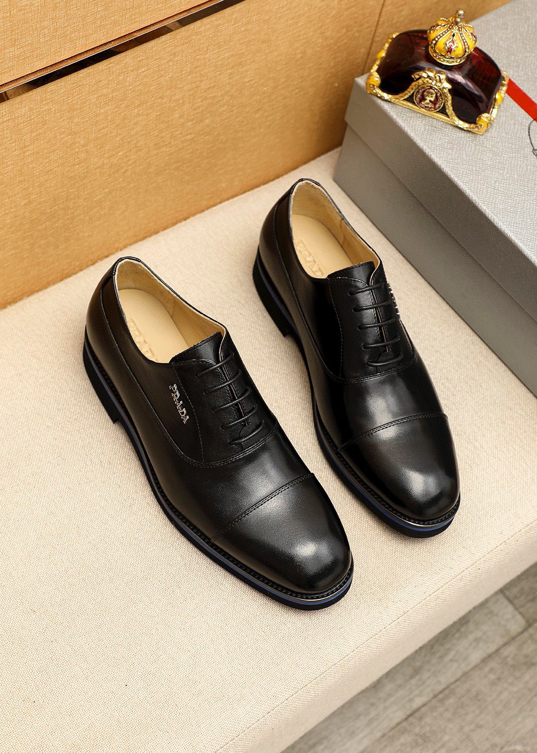 NO:756372,Product trademark PRADA 'Prada' business leather shoes, correct size: 39-44 (customized at 38.45.46.47) Product material selection: imported first-layer calfskin upper, imported water-dyed cowhide lining. Strong three-dimensional visual effect, original outsole color 2 colors available, prada, prada, cowhide19860909商品商标PRADA「 普拉达」商务皮鞋 正码码数:39-44(38.45.46.47订制) 商品材料精选 进口头层小牛皮鞋面,进口水染牛皮内里.强烈立体视觉效果,原版大底 颜 色2色可选,,prada,prada,cowhide,Men's shoes