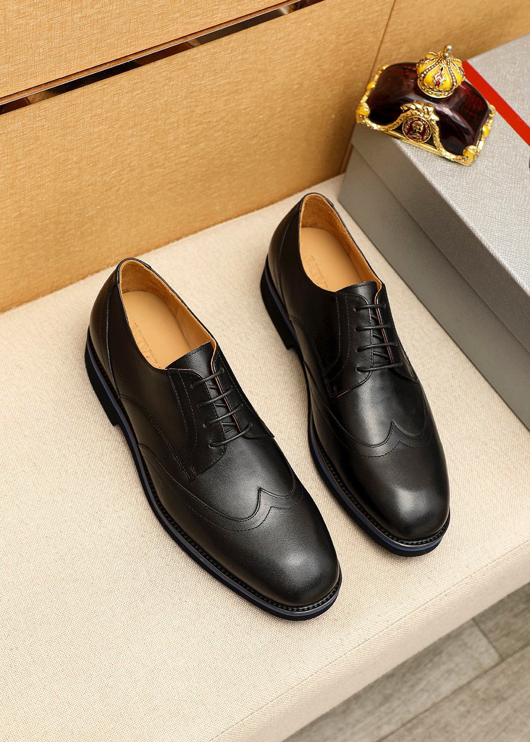 NO:756374,Product trademark PRADA 'Prada' business leather shoes, correct size: 39-44 (customized at 38.45.46.47) Product material selection: imported first-layer calfskin upper, imported water-dyed cowhide lining. Strong three-dimensional visual effect, original outsole color 4 colors available, prada, prada, cowhide19860909商品商标PRADA「 普拉达」商务皮鞋 正码码数:39-44(38.45.46.47订制) 商品材料精选 进口头层小牛皮鞋面,进口水染牛皮内里.强烈立体视觉效果,原版大底 颜 色4色可选,,prada,prada,cowhide,Men's shoes