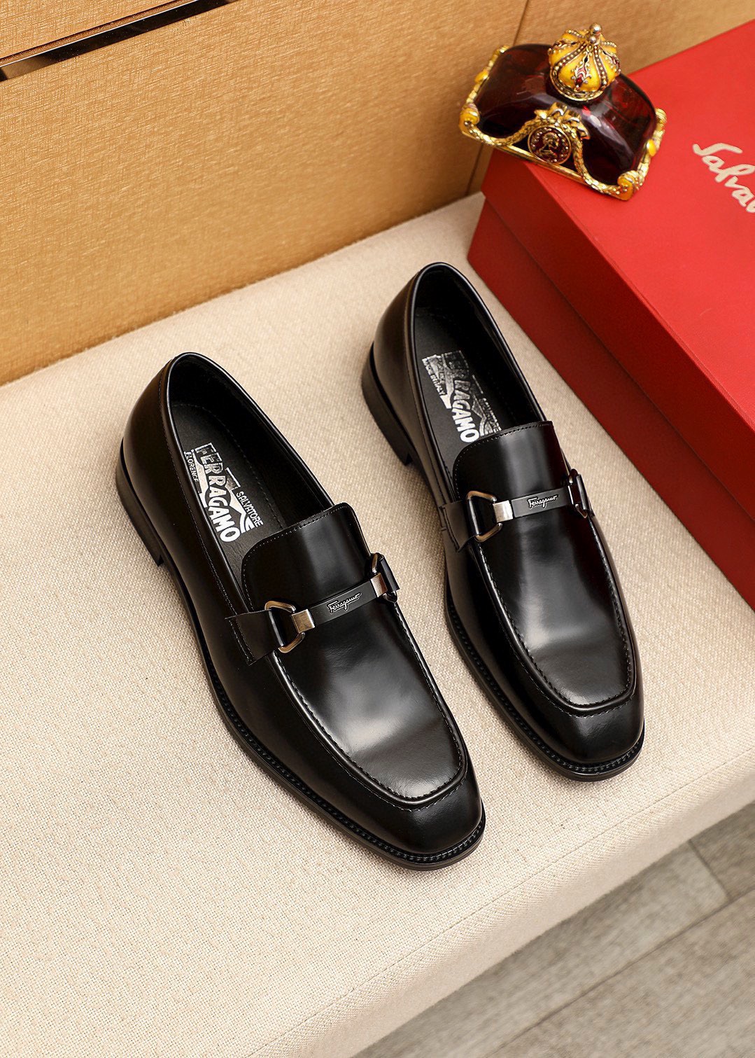 NO:756424,Product trademark Ferragamo 'Ferragamo' casual leather shoes. Regular size: 38-44 (customized at 45.46) Product material selection: imported first-layer open-edge beaded cowhide leather upper + luxury hardware buckle, imported water-dyed cowhide lining. Strong three-dimensional visual effect, original rubber outsole, 3 colors available, ferragamo, ferragamo, cowhide19860909商品商标Ferragamo「 菲拉格慕」休闲皮鞋 正码码数:38-44（45.46订制） 商品材料精选 进口头层开边珠牛皮鞋面+奢华五金扣,进口水染牛皮内里.强烈立体视觉效果,原版橡胶大底 颜 色3色可选,,ferragamo,ferragamo,cowhide,Men's shoes