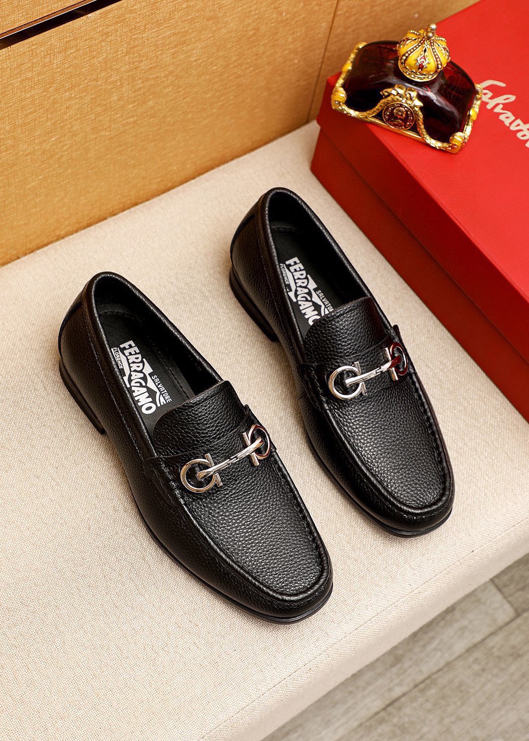NO:778330,Product trademark Ferragamo 'Ferragamo' casual leather shoes, correct size: 38-44 (45 customized) Product material selection: imported first-layer pebbled cowhide leather upper + luxury hardware buckle, imported water-dyed cowhide lining. Strong three-dimensional visual effect, original outsole 4 kinds of leather materials available, ferragamo, ferragamo, cowhide19860909商品商标Ferragamo「 菲拉格慕」休闲皮鞋 正码码数:38-44（45订制） 商品材料精选 进口头层荔枝纹牛皮鞋面+奢华五金扣,进口水染牛皮内里.强烈立体视觉效果,原版大底 颜 色4种皮料可选,,ferragamo,ferragamo,cowhide,Men's shoes