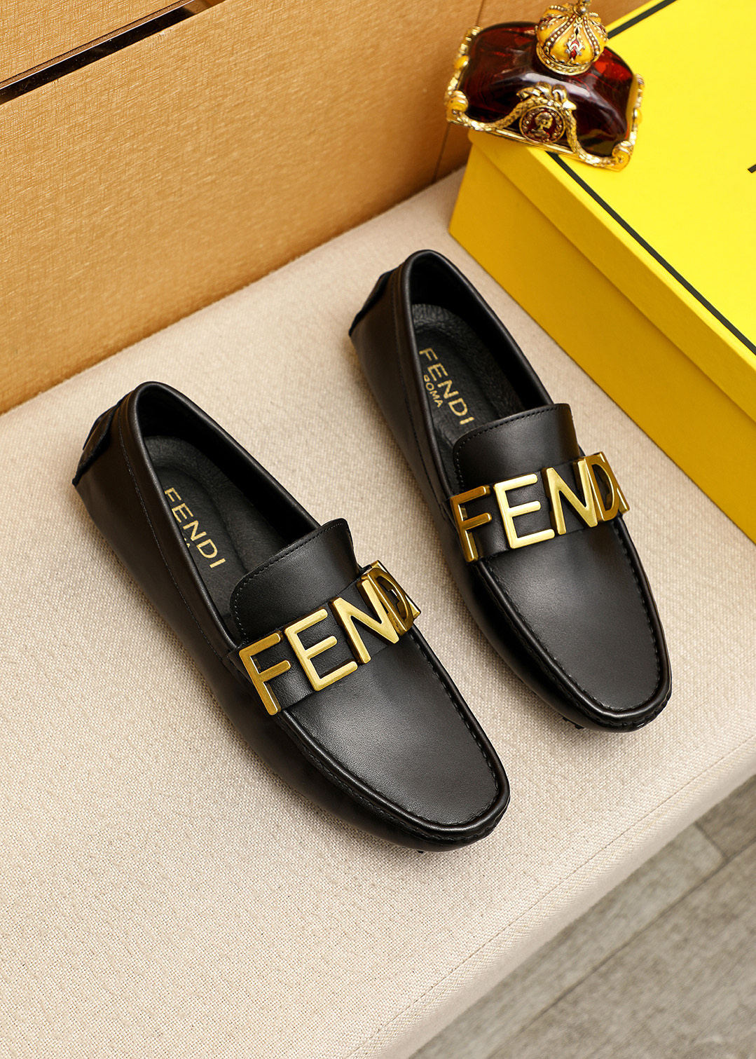 NO:778363,Product trademark FENDI [Fendi] Doudou shoes. Regular size: 38-44 (customized at 45.46). Selected product materials. Imported first-layer calfskin upper + luxury hardware buckle, imported pig lining. Strong three-dimensional visual effect. Rubber outsole. 2 colors available, fendi, fendi, cowhide.19860909商品商标FENDI【芬迪】豆豆鞋 正码码数:38-44（45.46订制） 商品材料精选 进口头层小牛皮鞋面+奢华五金扣,进口猪内里.强烈立体视觉效果,橡胶大底 颜 色2色可选,,fendi,fendi,cowhide,Men's shoes