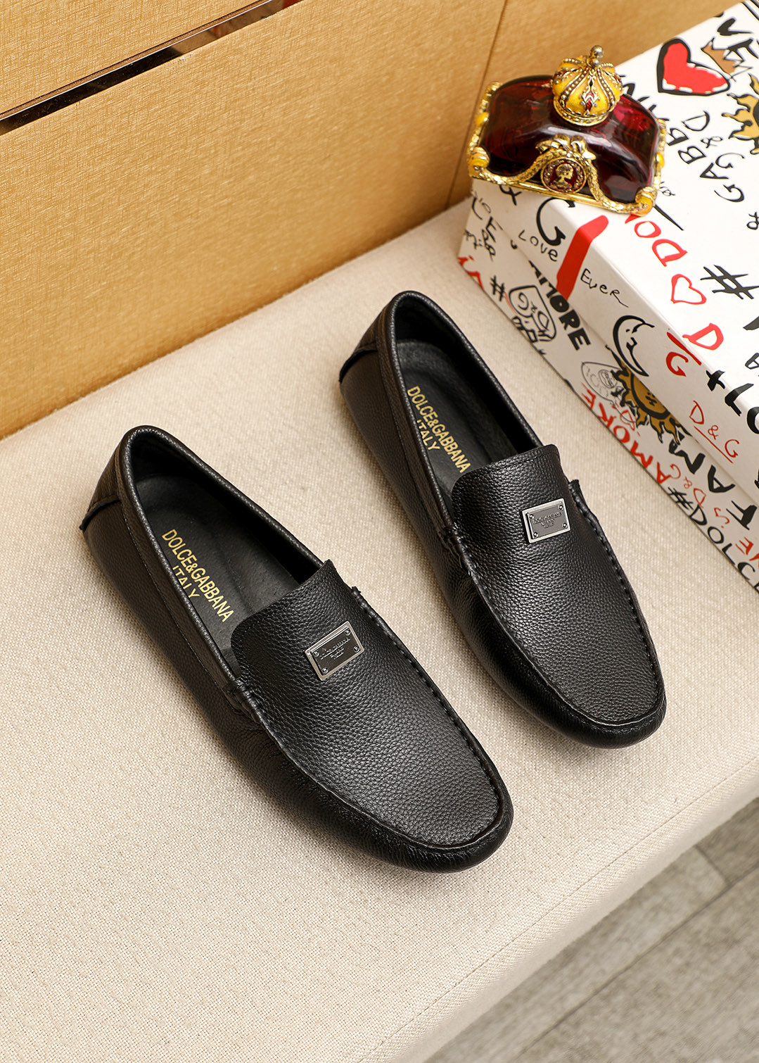 NO:778337,[D&G] Dolce & Gabbana's new men's fashionable casual slip-ons official website original 1:1 mold opening, original quality and fine workmanship, high-end luxury first layer made of imported Italian cowhide first layer leather lining rubber wear-resistant anti-slip outsole, comfortable to wear and versatile style, black is the first choice for high-class men!  Size 38-44 (45.46 customized),,Dolce&Gabbana,Dolce&Gabbana,cowhide19860909【D&G】杜嘉班纳 新款男士时尚休闲套脚鞋官网原版1:1开模,原单品质做工精细,高端奢华头层采用进口意大利牛皮头层皮内里橡胶耐磨防滑大底,穿着舒适百搭款式,高品味男士首选黑色可选！码数 38-44（45.46订做）,,Dolce&Gabbana,Dolce&Gabbana,cowhide,Men's shoes