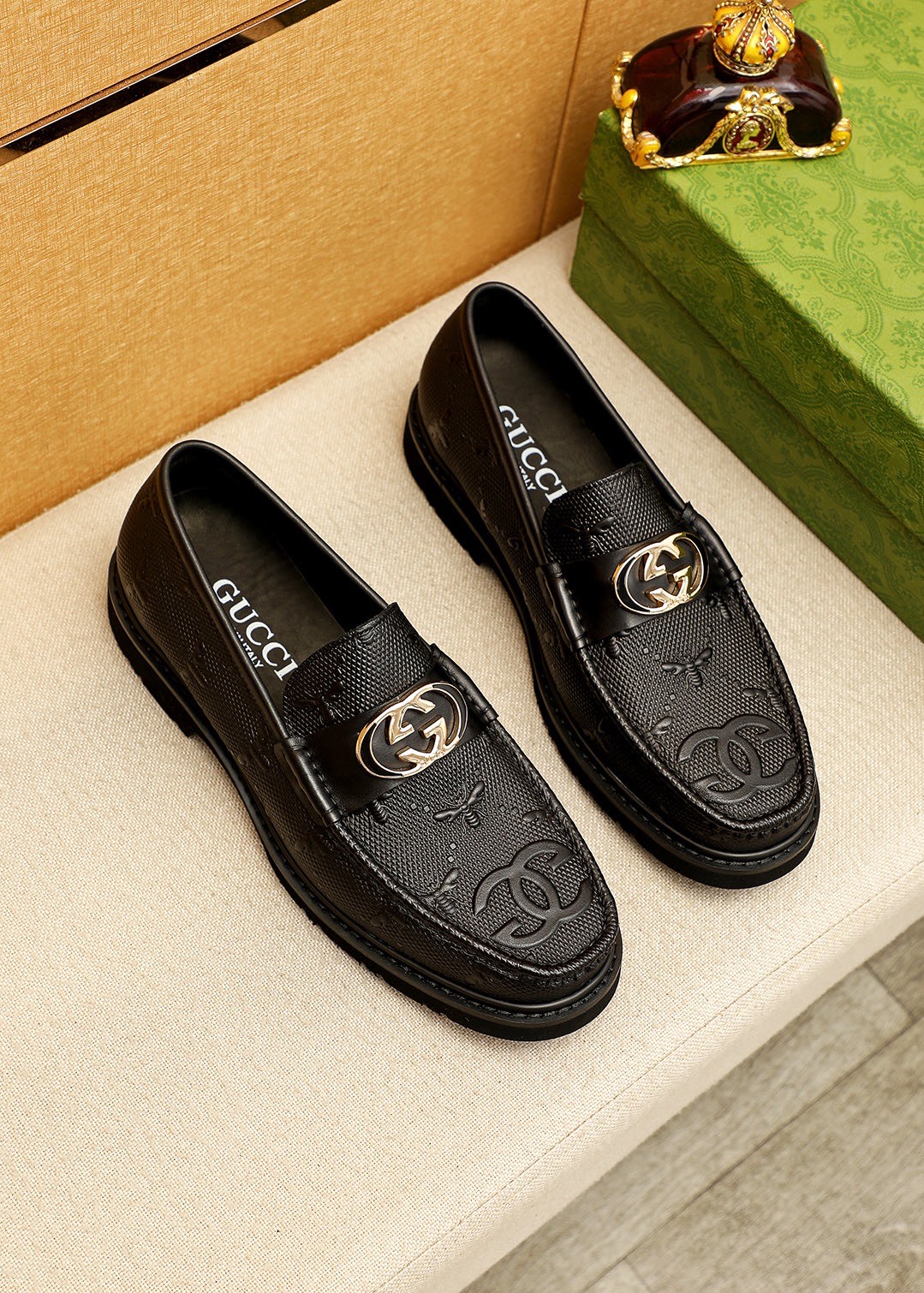 NO:778653,Product trademark GUCCI 'Gucci' casual leather shoes. Regular size: 38-44 (customized at 45.46) Product material selection: imported first-layer calfskin embossed upper + classic hardware buckle, imported water-dyed cowhide lining. Strong three-dimensional visual effect, original outsole color 1 color optional, gucci, gucci, cowhide19860909商品商标GUCCI「 古驰」休闲皮鞋 正码码数:38-44（45.46订制） 商品材料精选 进口头层小牛皮压花鞋面+经典五金扣,进口水染牛皮内里.强烈立体视觉效果,原版大底 颜 色1色可选,,gucci,gucci,cowhide,Men's shoes