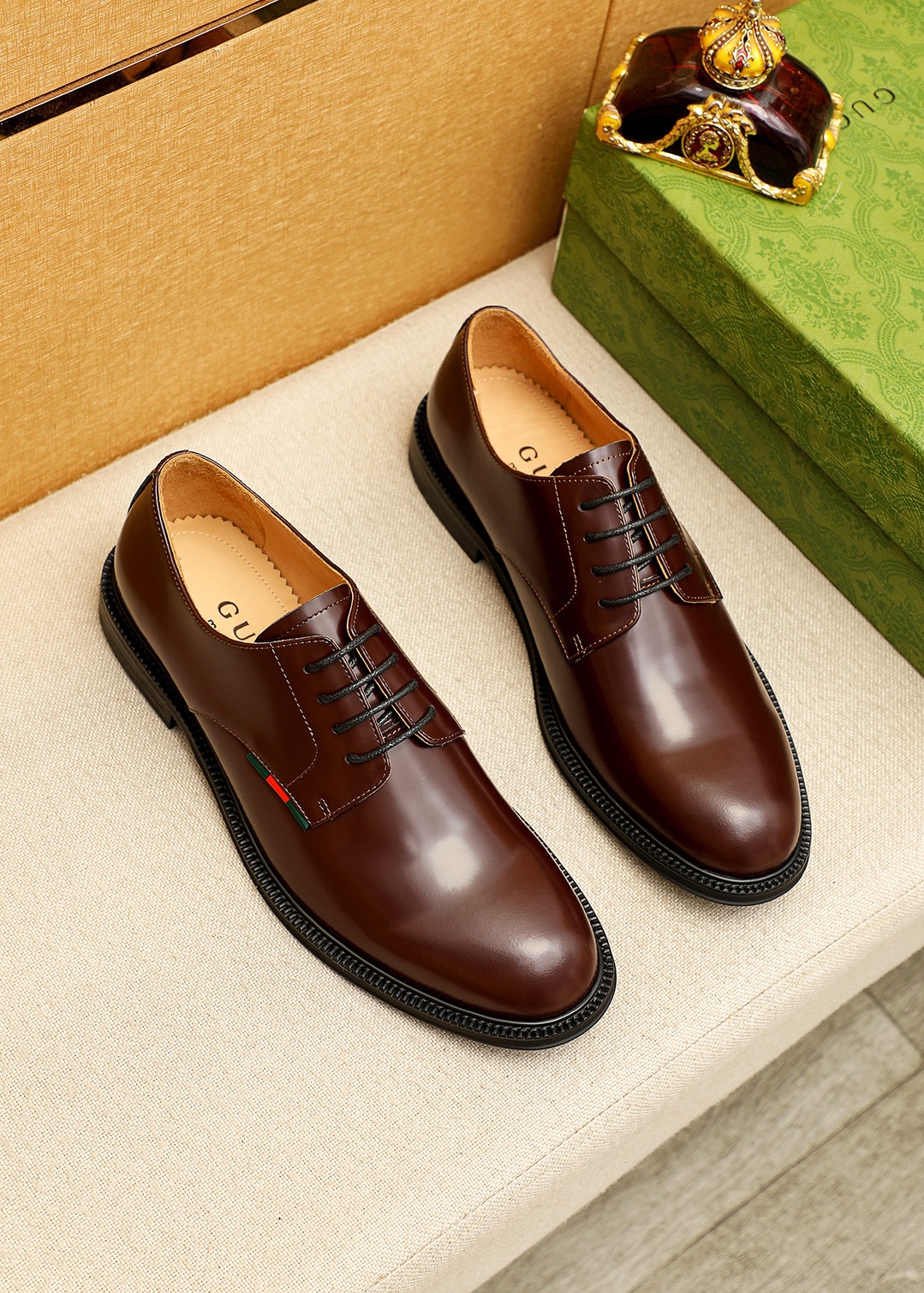 NO:778663,Product trademark GUCCI 'Gucci' business leather shoes. Regular size: 38-44 (customized at 45.46) Product material selection: imported first-layer calfskin upper, imported water-dyed cowhide lining. Strong three-dimensional visual effect, original outsole, 4 colors available, gucci, gucci, cowhide19860909商品商标GUCCI「 古驰」商务皮鞋 正码码数:38-44（45.46订制） 商品材料精选 进口头层小牛皮鞋面,进口水染牛皮内里.强烈立体视觉效果,原版大底 颜 色4色可选,,gucci,gucci,cowhide,Men's shoes
