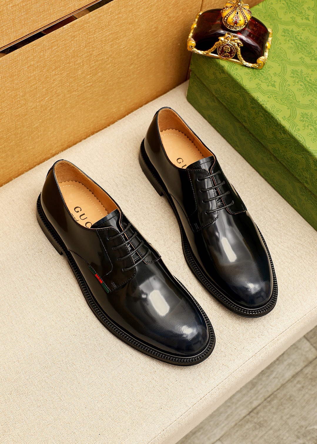 NO:778614,Product trademark GUCCI 'Gucci' business leather shoes. Regular size: 38-44 (customized at 45.46) Product material selection: imported first-layer open-edge beaded cowhide upper, imported water-dyed cowhide lining. Strong three-dimensional visual effect, original outsole, 4 colors available, gucci, gucci, cowhide19860909商品商标GUCCI「 古驰」商务皮鞋 正码码数:38-44（45.46订制） 商品材料精选 进口头层开边珠牛皮鞋面,进口水染牛皮内里.强烈立体视觉效果,原版大底 颜 色4色可选,,gucci,gucci,cowhide,Men's shoes