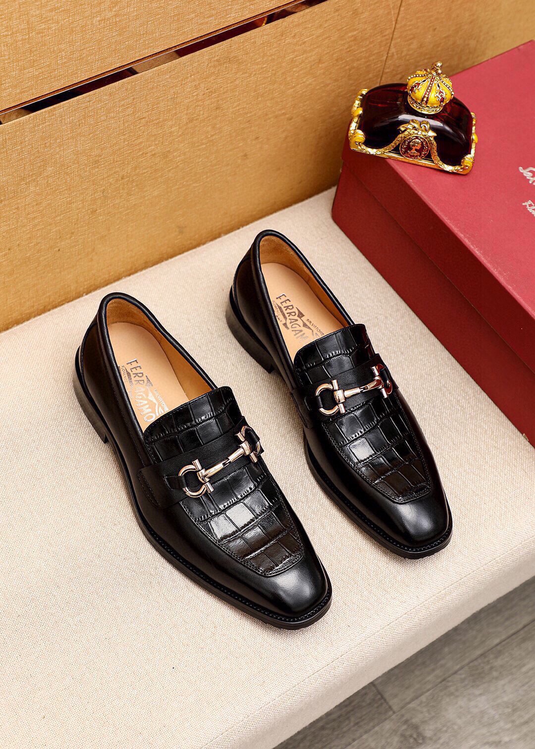 NO:778657,Product trademark Ferragamo 'Ferragamo' casual leather shoes. Regular size: 38-44 (customized at 45.46.47) Product material selection: imported first-layer calfskin embossed upper + luxury hardware buckle, imported water-dyed cowhide lining. Strong three-dimensional visual effect, original outsole 2 colors available, ferragamo, ferragamo, cowhide19860909商品商标Ferragamo「 菲拉格慕」休闲皮鞋 正码码数:38-44（45.46.47订制） 商品材料精选 进口头层小牛皮压花鞋面+奢华五金扣,进口水染牛皮内里.强烈立体视觉效果,原版大底 颜 色2色可选,,ferragamo,ferragamo,cowhide,Men's shoes
