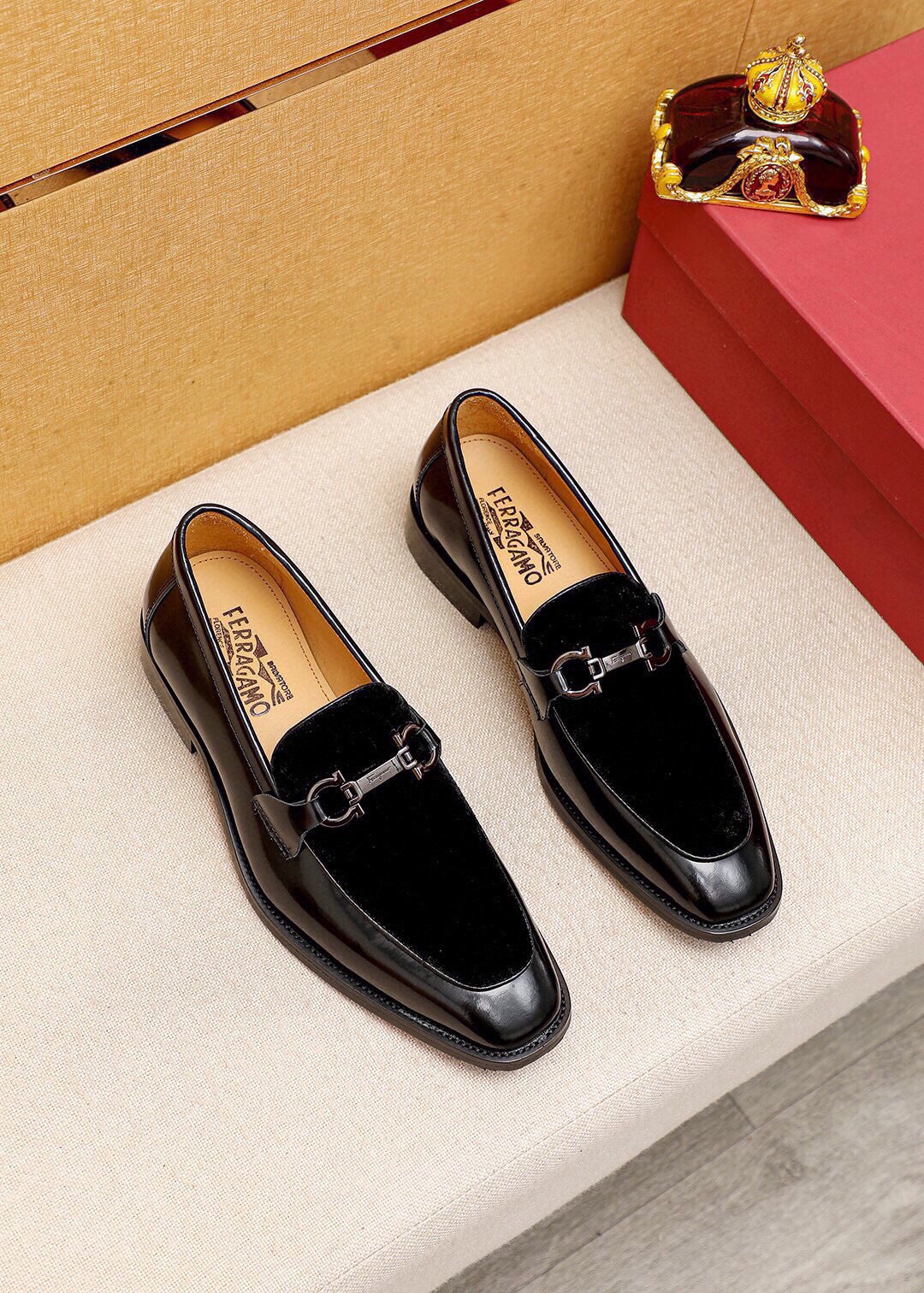 NO:778661,Product trademark Ferragamo 'Ferragamo' casual leather shoes, correct size: 38-44 (customized at 45.46.47) Product material selection: imported top-layer high mercerized calfskin upper + luxury hardware buckle, imported water-dyed cowhide lining. Strong three-dimensional visual effect, rubber outsole, 2 colors available, ferragamo, ferragamo, cowhide19860909商品商标Ferragamo「 菲拉格慕」休闲皮鞋 正码码数:38-44（45.46.47订制） 商品材料精选 进口头层高丝光小牛皮鞋面+奢华五金扣,进口水染牛皮内里.强烈立体视觉效果,橡胶大底 颜 色2色可选,,ferragamo,ferragamo,cowhide,Men's shoes