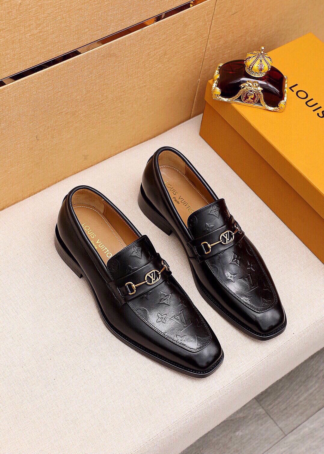 NO:778616,Product trademark LOUIS VUITTON 'Louis Vuitton' casual leather shoes. Regular size: 38-44 (customized at 45.46.47) Product material selection: imported first-layer cowhide upper + luxury hardware buckle, imported first-layer cowhide lining. Strong three-dimensional visual effect, original combination outsole, 2 colors available, louis vuitton, louis vuitton, cowhide19860909商品商标LOUIS VUITTON「 路易威登」休闲皮鞋 正码码数:38-44（45.46.47订制） 商品材料精选 进口头层牛皮鞋面+奢华五金扣,进口头层牛皮内里.强烈立体视觉效果,原版组合大底 颜 色2色可选,,louis vuitton,louis vuitton,cowhide,Men's shoes