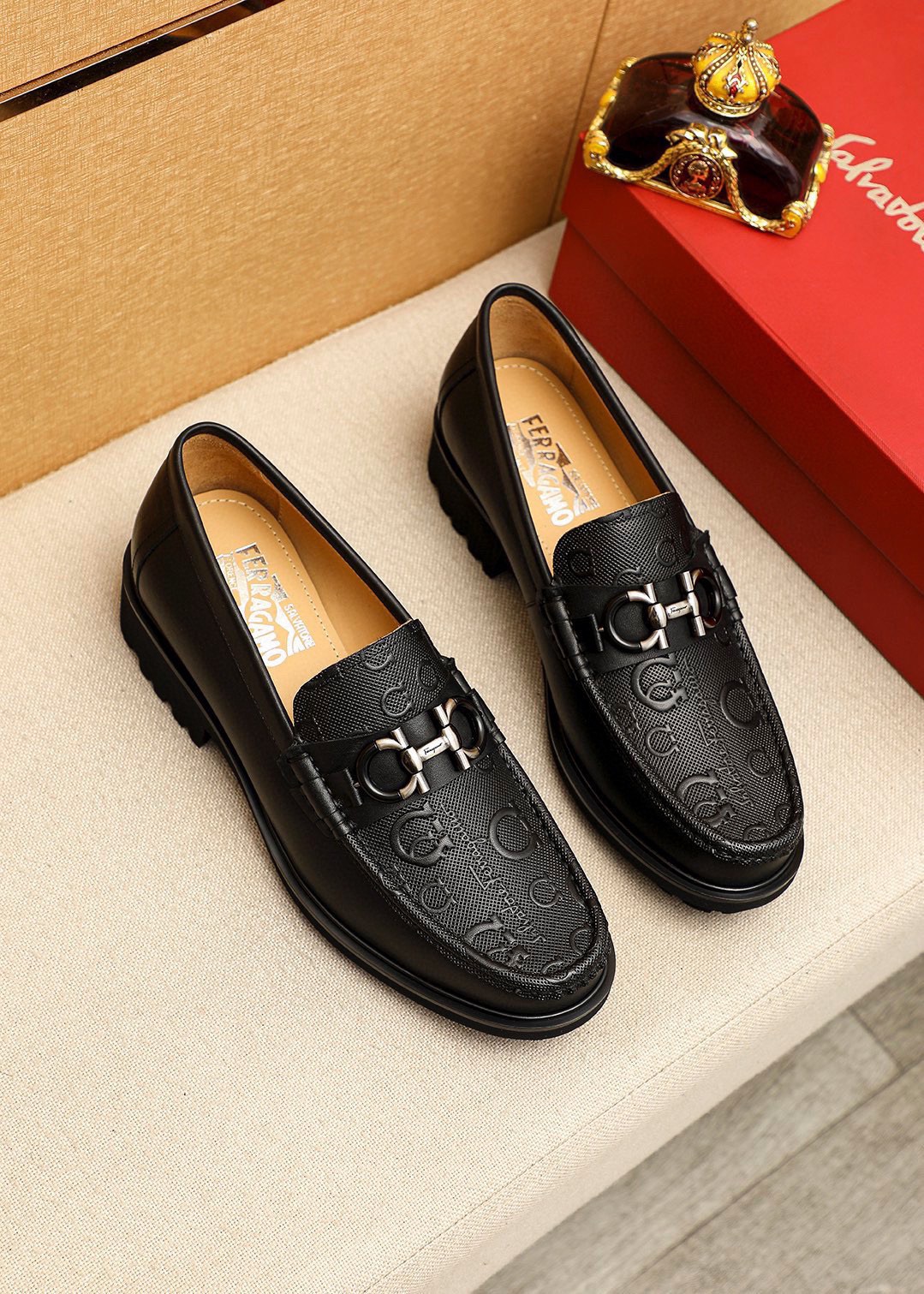 NO:779115,Product trademark Ferragamo 'Ferragamo' casual leather shoes. Regular size: 38-44 (customized at 45.46) Product material selection: imported calfskin embossed upper + classic hardware buckle, imported water-dyed cowhide lining. Strong three-dimensional visual effect, original outsole color 1 color optional, ferragamo, ferragamo, cowhide19860909商品商标Ferragamo「 菲拉格慕」休闲皮鞋 正码码数:38-44（45.46订制） 商品材料精选 进口小牛皮压花鞋面+经典五金扣,进口水染牛皮内里.强烈立体视觉效果,原版大底 颜 色1色可选,,ferragamo,ferragamo,cowhide,Men's shoes
