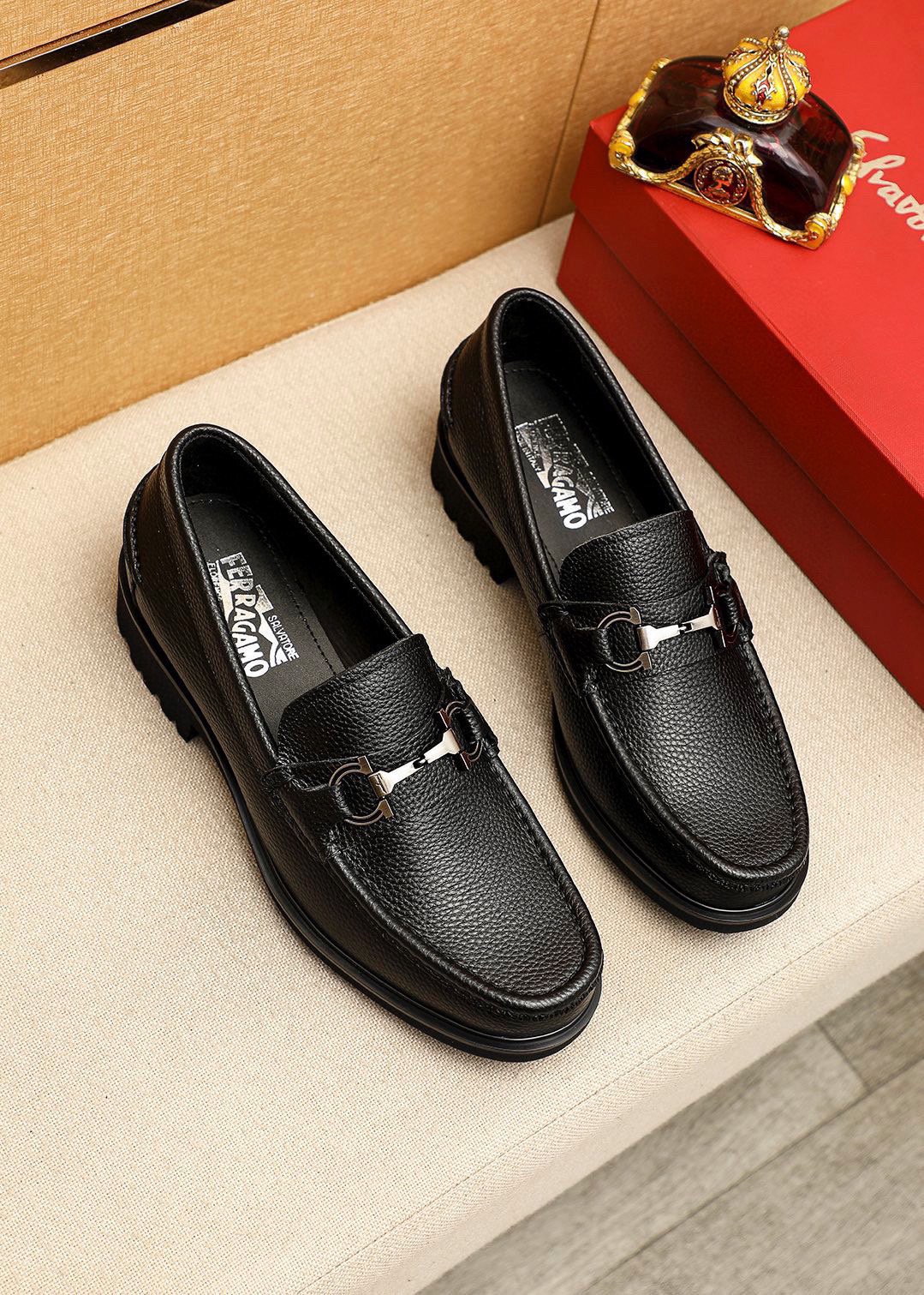 NO:779120,Product trademark Ferragamo 'Ferragamo' casual leather shoes. Regular size: 38-44 (customized at 45.46) Product material selection: imported pebbled cowhide upper + classic hardware buckle, imported water-dyed cowhide lining. Strong three-dimensional visual effect, original outsole color 1 color optional, ferragamo, ferragamo, cowhide19860909商品商标Ferragamo「 菲拉格慕」休闲皮鞋 正码码数:38-44（45.46订制） 商品材料精选 进口荔枝纹牛皮鞋面+经典五金扣,进口水染牛皮内里.强烈立体视觉效果,原版大底 颜 色1色可选,,ferragamo,ferragamo,cowhide,Men's shoes