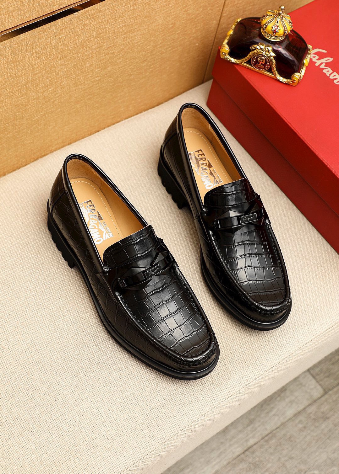 NO:779125,Product trademark Ferragamo 'Ferragamo' casual leather shoes. Regular size: 38-44 (customized at 45.46) Product material selection: imported calfskin embossed upper + classic hardware buckle, imported water-dyed cowhide lining. Strong three-dimensional visual effect, original outsole color 1 color optional, ferragamo, ferragamo, cowhide19860909商品商标Ferragamo「 菲拉格慕」休闲皮鞋 正码码数:38-44（45.46订制） 商品材料精选 进口小牛皮压花鞋面+经典五金扣,进口水染牛皮内里.强烈立体视觉效果,原版大底 颜 色1色可选,,ferragamo,ferragamo,cowhide,Men's shoes