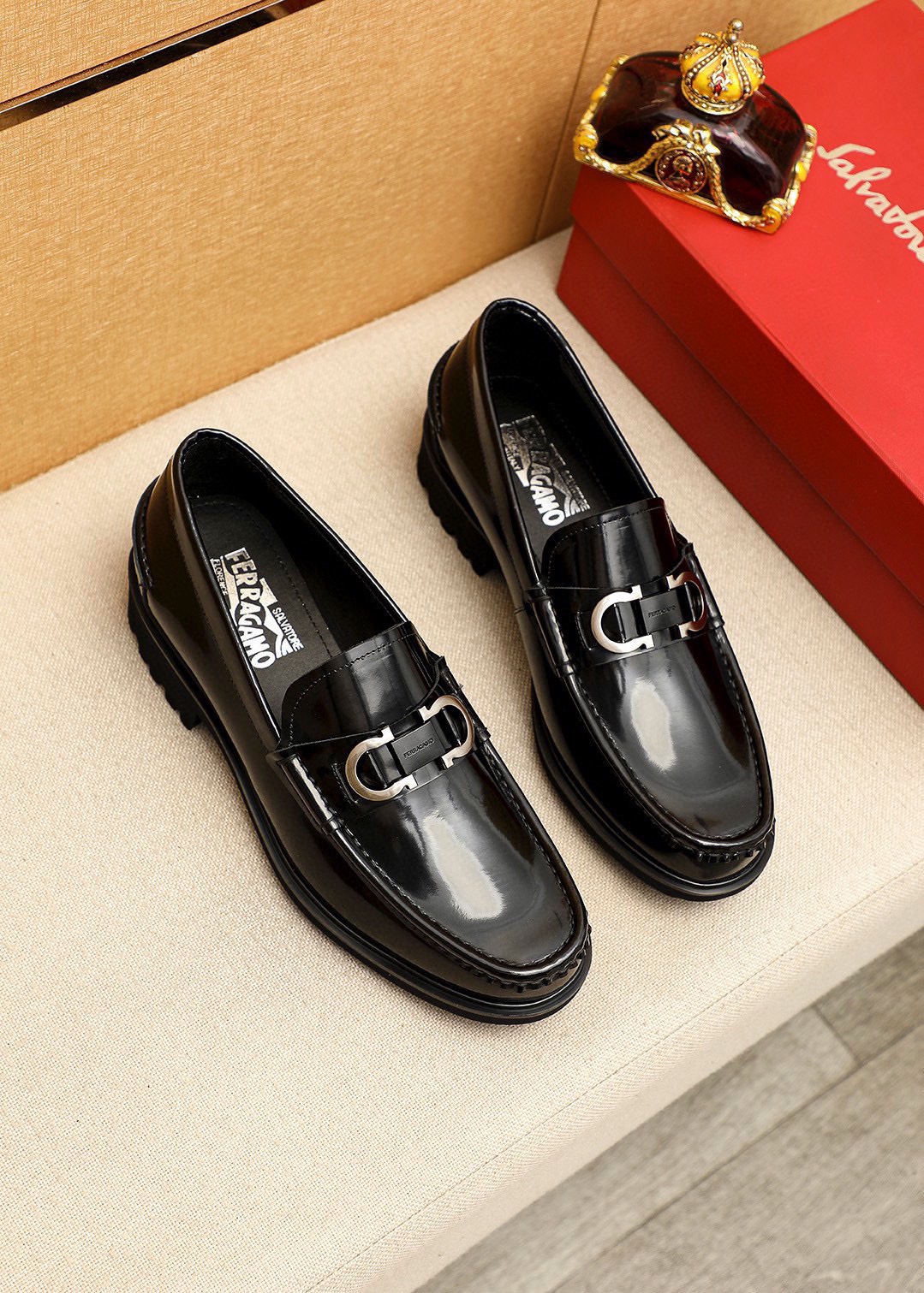 NO:779130,Product trademark Ferragamo 'Ferragamo' casual leather shoes. Regular size: 38-44 (45.46 customized) Product material selection: imported open-edge beaded cowhide upper + classic hardware buckle, imported water-dyed cowhide lining. Strong three-dimensional visual effect, original outsole color 1 color optional, ferragamo, ferragamo, cowhide19860909商品商标Ferragamo「 菲拉格慕」休闲皮鞋 正码码数:38-44（45.46订制） 商品材料精选 进口开边珠牛皮鞋面+经典五金扣,进口水染牛皮内里.强烈立体视觉效果,原版大底 颜 色1色可选,,ferragamo,ferragamo,cowhide,Men's shoes