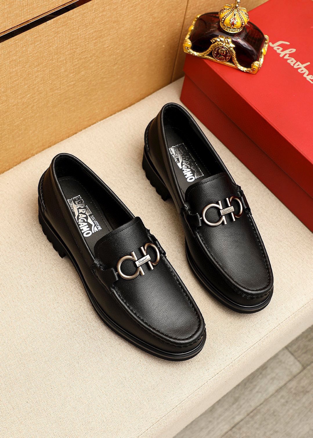 NO:779133,Product trademark Ferragamo 'Ferragamo' casual leather shoes. Regular size: 38-44 (customized at 45.46) Product material selection: imported pebbled cowhide upper + classic hardware buckle, imported water-dyed cowhide lining. Strong three-dimensional visual effect, original outsole color 1 color optional, ferragamo, ferragamo, cowhide19860909商品商标Ferragamo「 菲拉格慕」休闲皮鞋 正码码数:38-44（45.46订制） 商品材料精选 进口荔枝纹牛皮鞋面+经典五金扣,进口水染牛皮内里.强烈立体视觉效果,原版大底 颜 色1色可选,,ferragamo,ferragamo,cowhide,Men's shoes