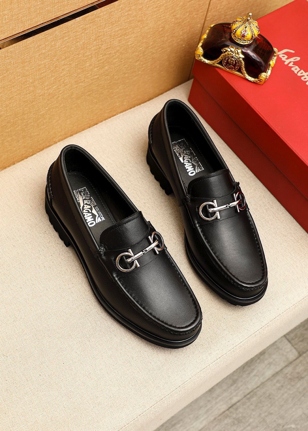 NO:779137,Product trademark Ferragamo 'Ferragamo' casual leather shoes. Regular size: 38-44 (customized at 45.46) Product material selection: imported calfskin upper + classic hardware buckle, imported water-dyed cowhide lining. Strong three-dimensional visual effect, original outsole color 1 color optional, ferragamo, ferragamo, cowhide19860909商品商标Ferragamo「 菲拉格慕」休闲皮鞋 正码码数:38-44（45.46订制） 商品材料精选 进口小牛皮鞋面+经典五金扣,进口水染牛皮内里.强烈立体视觉效果,原版大底 颜 色1色可选,,ferragamo,ferragamo,cowhide,Men's shoes