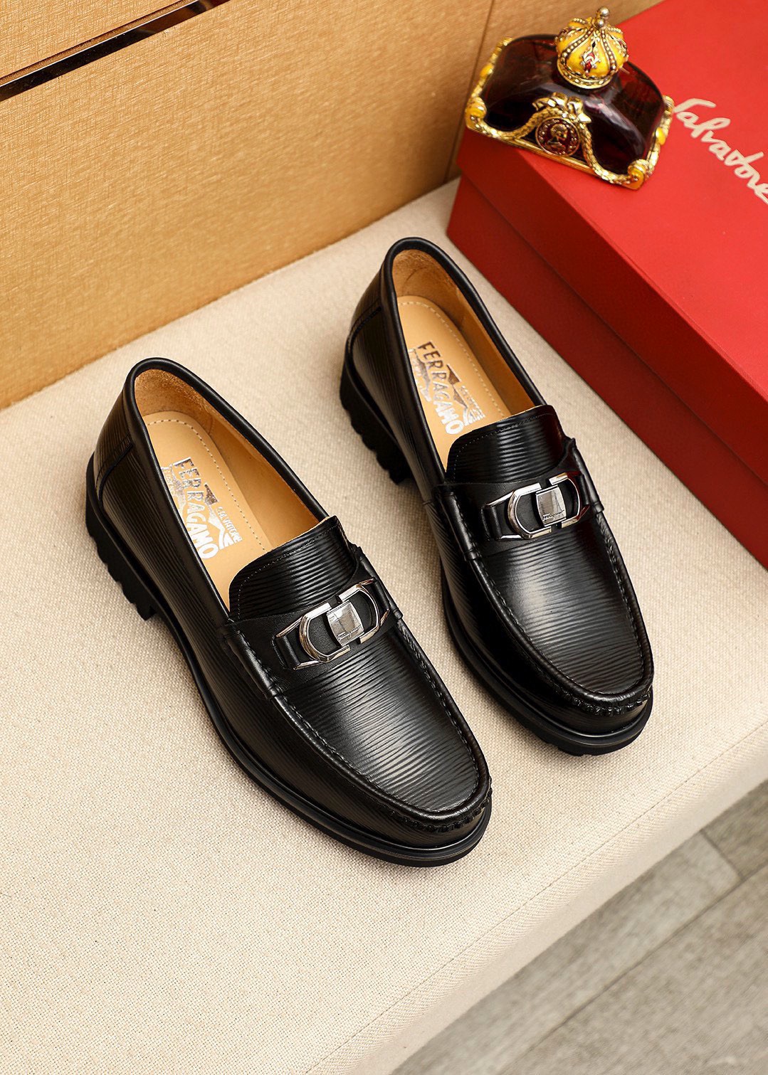 NO:779141,Product trademark Ferragamo 'Ferragamo' casual leather shoes. Regular size: 38-44 (customized at 45.46) Product material selection: imported calfskin embossed upper + classic hardware buckle, imported water-dyed cowhide lining. Strong three-dimensional visual effect, original outsole color 1 color optional, ferragamo, ferragamo, cowhide19860909商品商标Ferragamo「 菲拉格慕」休闲皮鞋 正码码数:38-44（45.46订制） 商品材料精选 进口小牛皮压花鞋面+经典五金扣,进口水染牛皮内里.强烈立体视觉效果,原版大底 颜 色1色可选,,ferragamo,ferragamo,cowhide,Men's shoes