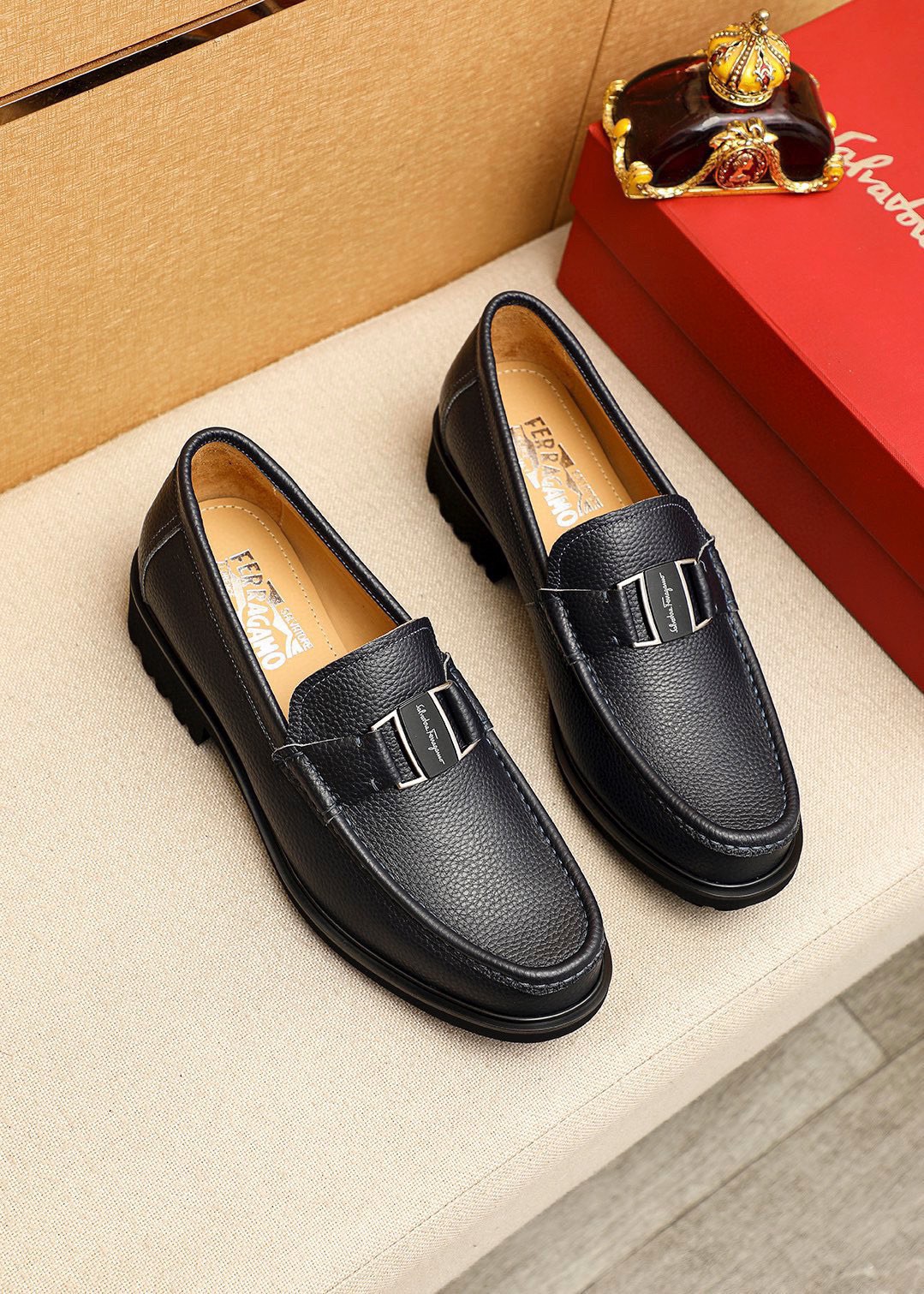 NO:779145,Product trademark Ferragamo 'Ferragamo' casual leather shoes. Regular size: 38-44 (customized at 45.46) Product material selection: imported pebbled cowhide upper + classic hardware buckle, imported water-dyed cowhide lining. Strong three-dimensional visual effect, original outsole color 1 color optional, ferragamo, ferragamo, cowhide19860909商品商标Ferragamo「 菲拉格慕」休闲皮鞋 正码码数:38-44（45.46订制） 商品材料精选 进口荔枝纹牛皮鞋面+经典五金扣,进口水染牛皮内里.强烈立体视觉效果,原版大底 颜 色1色可选,,ferragamo,ferragamo,cowhide,Men's shoes