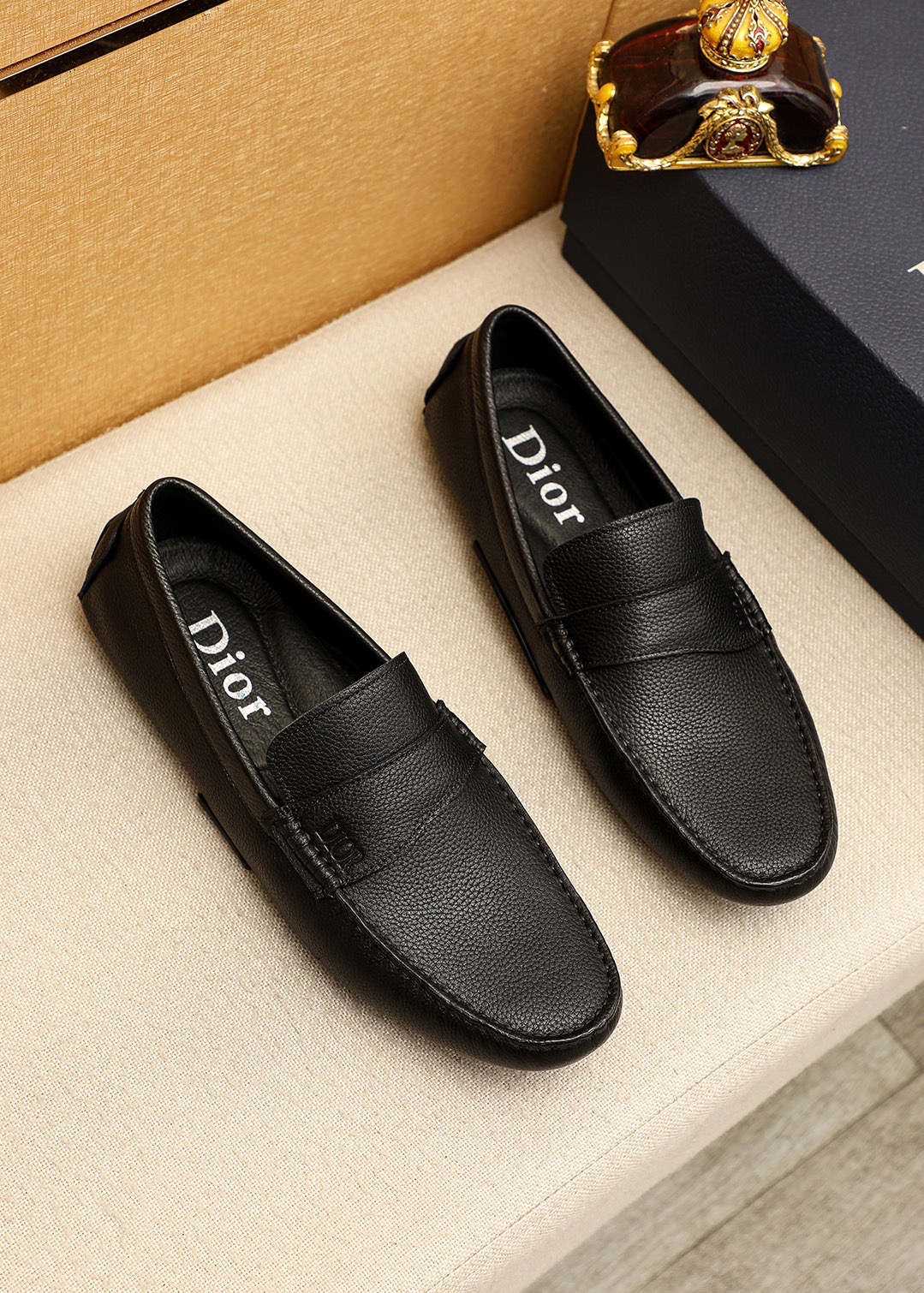 NO:779157,Product trademark Dior 'Dior' beanie shoes. Regular size: 38-44 (customized at 45.46.47) Product material selection: Italian imported first-layer cowhide upper + luxury hardware buckle, imported water-dyed pigskin lining. Strong three-dimensional visual effect, original outsole color, 1 color selection, dior, dior, cowhide19860909商品商标Dior「 迪奥」豆豆鞋 正码码数:38-44（45.46.47订做） 商品材料精选 意大利进口头层牛皮鞋面+奢华五金扣,进口水染猪皮内里.强烈立体视觉效果,原版大底 颜 色,1色选,,dior,dior,cowhide,Men's shoes