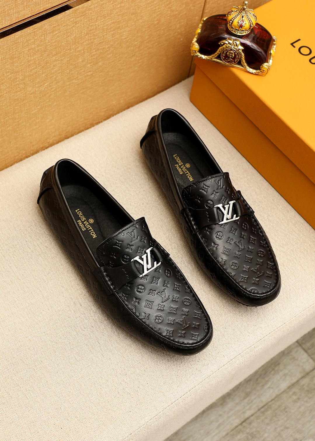 NO:779162,Product trademark LOUIS VUITTON 'Louis Vuitton' beanie shoes. Regular size: 38-44 (customized at 45.46.47) Product material selection: first-layer calfskin embossed upper + luxury hardware buckle, imported pigskin lining. Strong three-dimensional visual effect, original outsole color 1 color optional, louis vuitton, louis vuitton, cowhide19860909商品商标LOUIS VUITTON「 路易威登」豆豆鞋 正码码数:38-44(45.46.47订制） 商品材料精选 头层小牛皮压花鞋面+奢华五金扣,进口猪皮内里.强烈立体视觉效果,原版大底 颜 色1色可选,,louis vuitton,louis vuitton,cowhide,Men's shoes
