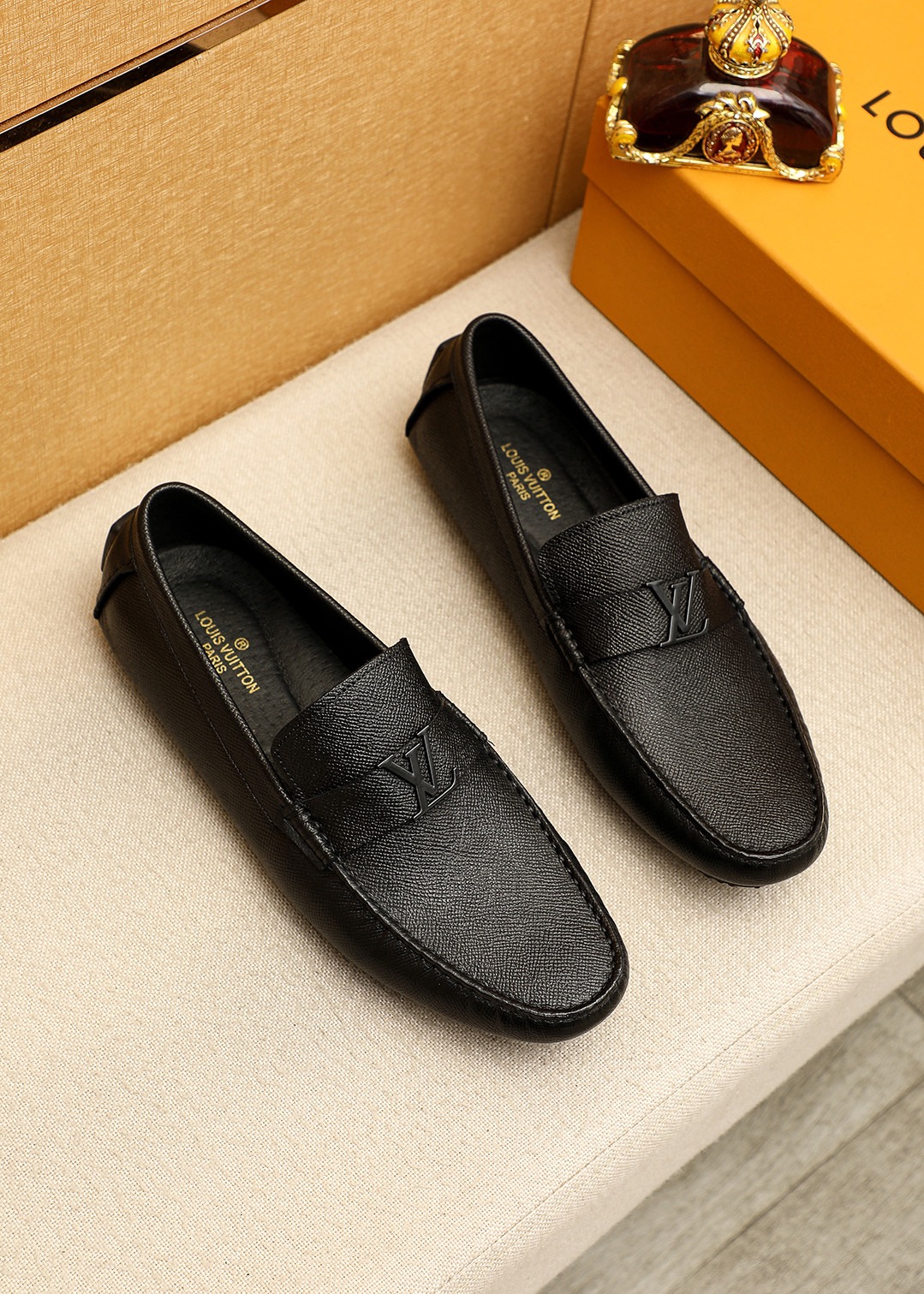 NO:779167,Product trademark LOUIS VUITTON 'Louis Vuitton' beanie shoes. Regular size: 38-44 (customized at 45.46.47) Product material selection: top layer cross-grain cowhide upper + luxury hardware buckle, imported pigskin lining. Strong three-dimensional visual effect, original outsole color 2 colors available, louis vuitton, louis vuitton, cowhide19860909商品商标LOUIS VUITTON「 路易威登」豆豆鞋 正码码数:38-44(45.46.47订制） 商品材料精选 头层十字纹牛皮鞋面+奢华五金扣,进口猪皮内里.强烈立体视觉效果,原版大底 颜 色2色可选,,louis vuitton,louis vuitton,cowhide,Men's shoes