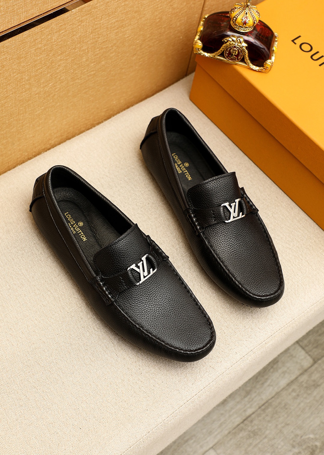 NO:779172,Product trademark LOUIS VUITTON 'Louis Vuitton' beanie shoes. Regular size: 38-44 (customized at 45.46.47) Product material selection: First layer pebbled cowhide leather upper + luxury hardware buckle, imported pigskin lining. Strong three-dimensional visual effect, original outsole color 1 color optional, louis vuitton, louis vuitton, cowhide19860909商品商标LOUIS VUITTON「 路易威登」豆豆鞋 正码码数:38-44(45.46.47订制） 商品材料精选 头层荔枝纹牛皮鞋面+奢华五金扣,进口猪皮内里.强烈立体视觉效果,原版大底 颜 色1色可选,,louis vuitton,louis vuitton,cowhide,Men's shoes