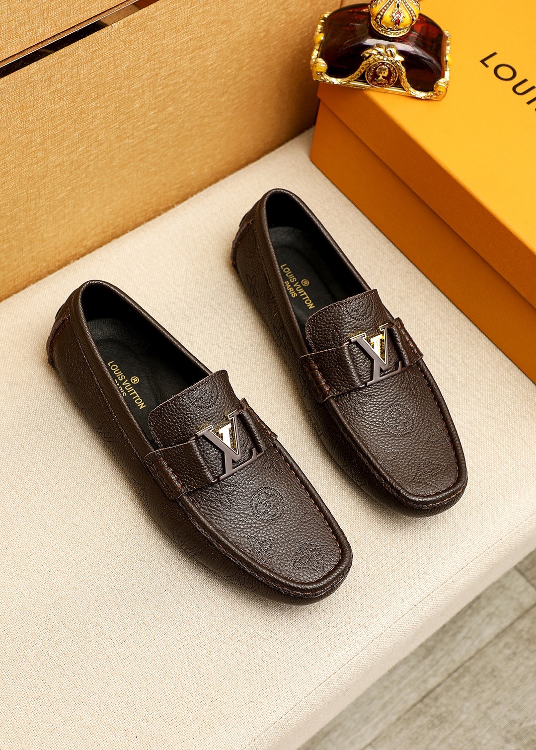 NO:779138,Product trademark LOUIS VUITTON 'Louis Vuitton' beanie shoes. Regular size: 38-44 (customized at 45.46.47) Product material selection: first-layer calfskin embossed upper + luxury hardware buckle, imported pigskin lining. Strong three-dimensional visual effect, original outsole color 3 colors available, louis vuitton, louis vuitton, cowhide19860909商品商标LOUIS VUITTON「 路易威登」豆豆鞋 正码码数:38-44(45.46.47订制） 商品材料精选 头层小牛皮压花鞋面+奢华五金扣,进口猪皮内里.强烈立体视觉效果,原版大底 颜 色3色可选,,louis vuitton,louis vuitton,cowhide,Men's shoes
