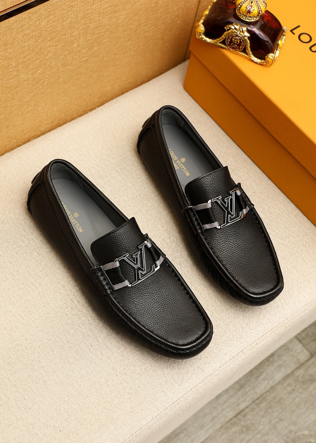 NO:779142,Product trademark LOUIS VUITTON 'Louis Vuitton' beanie shoes. Regular size: 38-44 (customized at 45.46.47) Product material selection: First layer pebbled cowhide leather upper + luxury hardware buckle, imported pigskin lining. Strong three-dimensional visual effect, original outsole color 1 color optional, louis vuitton, louis vuitton, cowhide19860909商品商标LOUIS VUITTON「 路易威登」豆豆鞋 正码码数:38-44(45.46.47订制） 商品材料精选 头层荔枝纹牛皮鞋面+奢华五金扣,进口猪皮内里.强烈立体视觉效果,原版大底 颜 色1色可选,,louis vuitton,louis vuitton,cowhide,Men's shoes