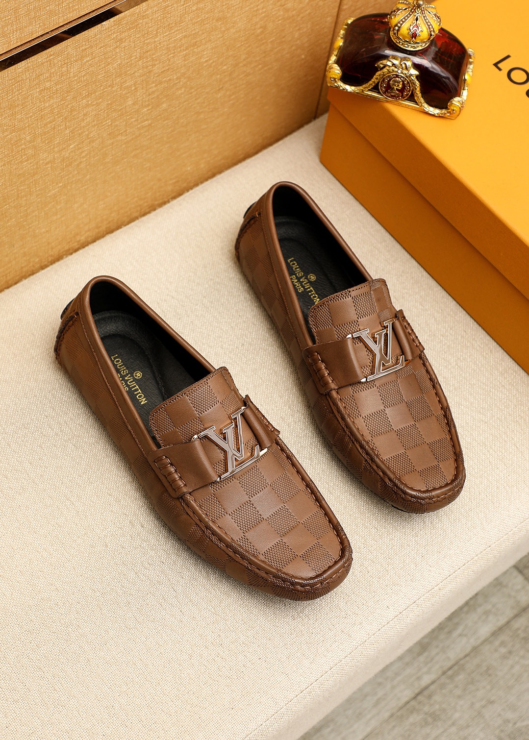 NO:779146,Product trademark LOUIS VUITTON 'Louis Vuitton' beanie shoes. Regular size: 38-44 (customized at 45.46.47) Product material selection: first-layer calfskin embossed upper + luxury hardware buckle, imported pigskin lining. Strong three-dimensional visual effect, original outsole color 1 color optional, louis vuitton, louis vuitton, cowhide19860909商品商标LOUIS VUITTON「 路易威登」豆豆鞋 正码码数:38-44(45.46.47订制） 商品材料精选 头层小牛皮压花鞋面+奢华五金扣,进口猪皮内里.强烈立体视觉效果,原版大底 颜 色1色可选,,louis vuitton,louis vuitton,cowhide,Men's shoes