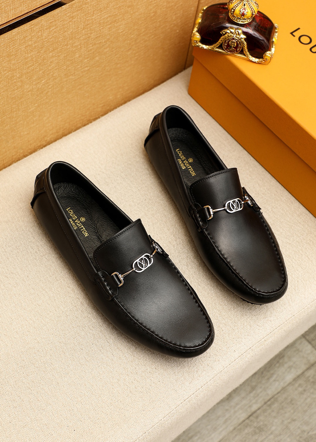 NO:779150,Product trademark LOUIS VUITTON 'Louis Vuitton' beanie shoes. Regular size: 38-44 (customized at 45.46.47) Product material selection: first-layer calfskin upper + luxury hardware buckle, imported pigskin lining. Strong three-dimensional visual effect, original outsole color 1 color optional, louis vuitton, louis vuitton, cowhide19860909商品商标LOUIS VUITTON「 路易威登」豆豆鞋 正码码数:38-44(45.46.47订制） 商品材料精选 头层小牛皮鞋面+奢华五金扣,进口猪皮内里.强烈立体视觉效果,原版大底 颜 色1色可选,,louis vuitton,louis vuitton,cowhide,Men's shoes