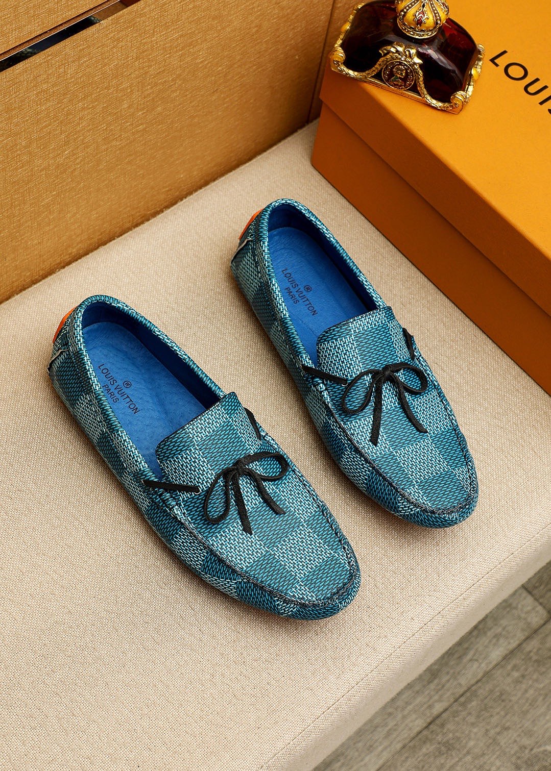 NO:779155,Product trademark LOUIS VUITTON 'Louis Vuitton' beanie shoes. Regular size: 38-44 (customized at 45.46.47). Selected product materials. First-layer calfskin upper, imported pigskin lining. Strong three-dimensional visual effect. Original outsole. 1 color available, louis vuitton, louis vuitton, cowhide19860909商品商标LOUIS VUITTON「 路易威登」豆豆鞋 正码码数:38-44(45.46.47订制） 商品材料精选 头层小牛皮鞋面,进口猪皮内里.强烈立体视觉效果,原版大底 颜 色1色可选,,louis vuitton,louis vuitton,cowhide,Men's shoes