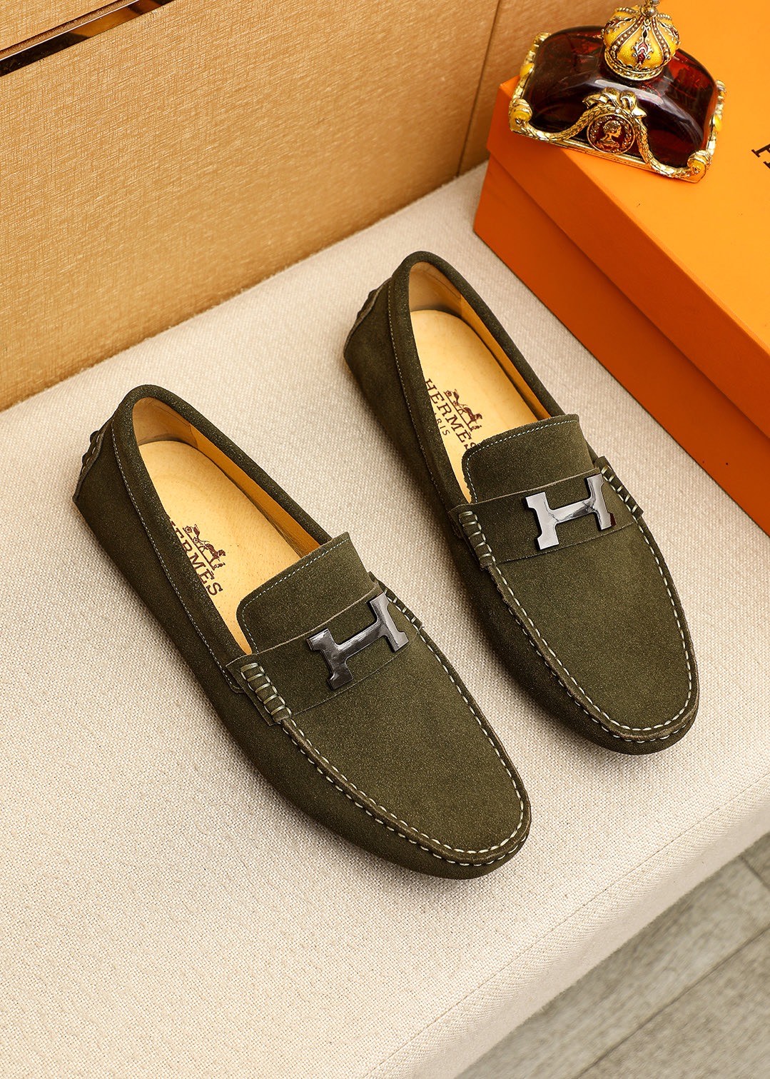 NO:779160,Product trademark HERMES 'Hermès' beanie shoes. Regular size: 38-44 (customized at 45.46.47) Product materials are selected. Imported first-layer frosted cowhide upper + luxury hardware buckle, imported pigskin lining. Strong three-dimensional visual effect, original outsole color 2 colors available, hermes, hermes, cowhide19860909商品商标HERMES「 爱马仕」豆豆鞋 正码码数:38-44 (45.46.47订制) 商品材料精选 进口头层磨砂牛皮鞋面+奢华五金扣,进口猪皮内里.强烈立体视觉效果,原版大底 颜 色2色可选,,hermes,hermes,cowhide,Men's shoes
