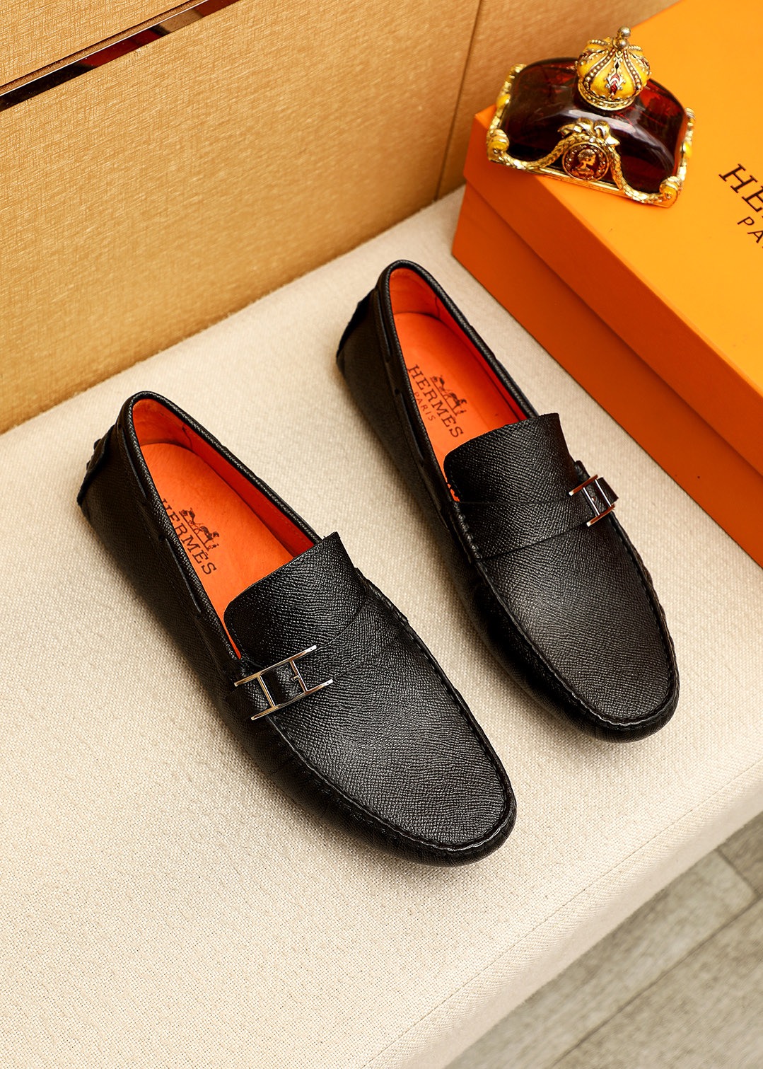 NO:779165,Product trademark HERMES 'Hermès' beanie shoes. Regular size: 38-44 (customized at 45.46.47). Selected product materials. Imported first-layer cross-grain cowhide upper + luxury hardware buckle, imported pigskin lining. Strong three-dimensional visual effect. Original outsole. 1 color available, hermes, hermes, cowhide19860909商品商标HERMES「 爱马仕」豆豆鞋 正码码数:38-44 (45.46.47订制) 商品材料精选 进口头层十字纹牛皮鞋面+奢华五金扣,进口猪皮内里.强烈立体视觉效果,原版大底 颜 色1色可选,,hermes,hermes,cowhide,Men's shoes