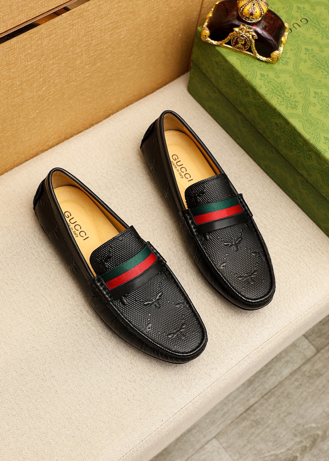 NO:779170,Product trademark GUCCI 'Gucci' beanie shoes. Regular size: 38-44 (customized at 45.46.47). Product materials are selected. Imported first-layer calfskin embossed upper, imported pigskin lining. Strong three-dimensional visual effect. Original outsole. 1 color available, gucci, gucci, cowhide19860909商品商标GUCCI「 古驰」豆豆鞋 正码码数:38-44（45.46.47订制） 商品材料精选 进口头层小牛皮压花鞋面,进口猪皮内里.强烈立体视觉效果,原版大底 颜 色1色可选,,gucci,gucci,cowhide,Men's shoes