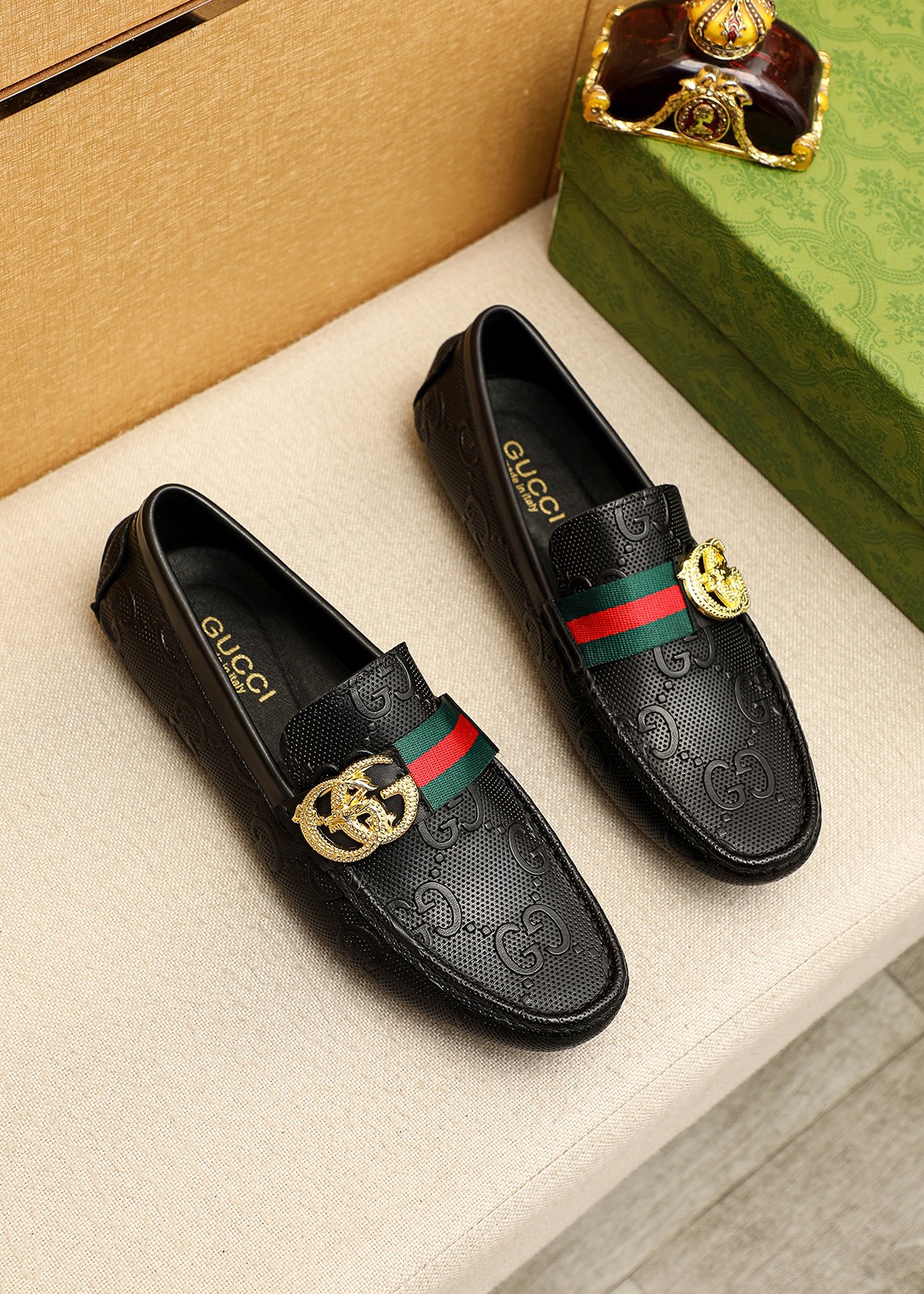 NO:779175,Product trademark GUCCI 'Gucci' beanie shoes. Regular size: 38-44 (customized at 45.46.47) Product materials are selected. Imported first-layer calfskin embossed upper + luxury hardware buckle, imported pigskin lining. Strong three-dimensional visual effect, original outsole color 1 color optional, gucci, gucci, cowhide19860909商品商标GUCCI「 古驰」豆豆鞋 正码码数:38-44（45.46.47订制） 商品材料精选 进口头层小牛皮压花鞋面+奢华五金扣,进口猪皮内里.强烈立体视觉效果,原版大底 颜 色1色可选,,gucci,gucci,cowhide,Men's shoes