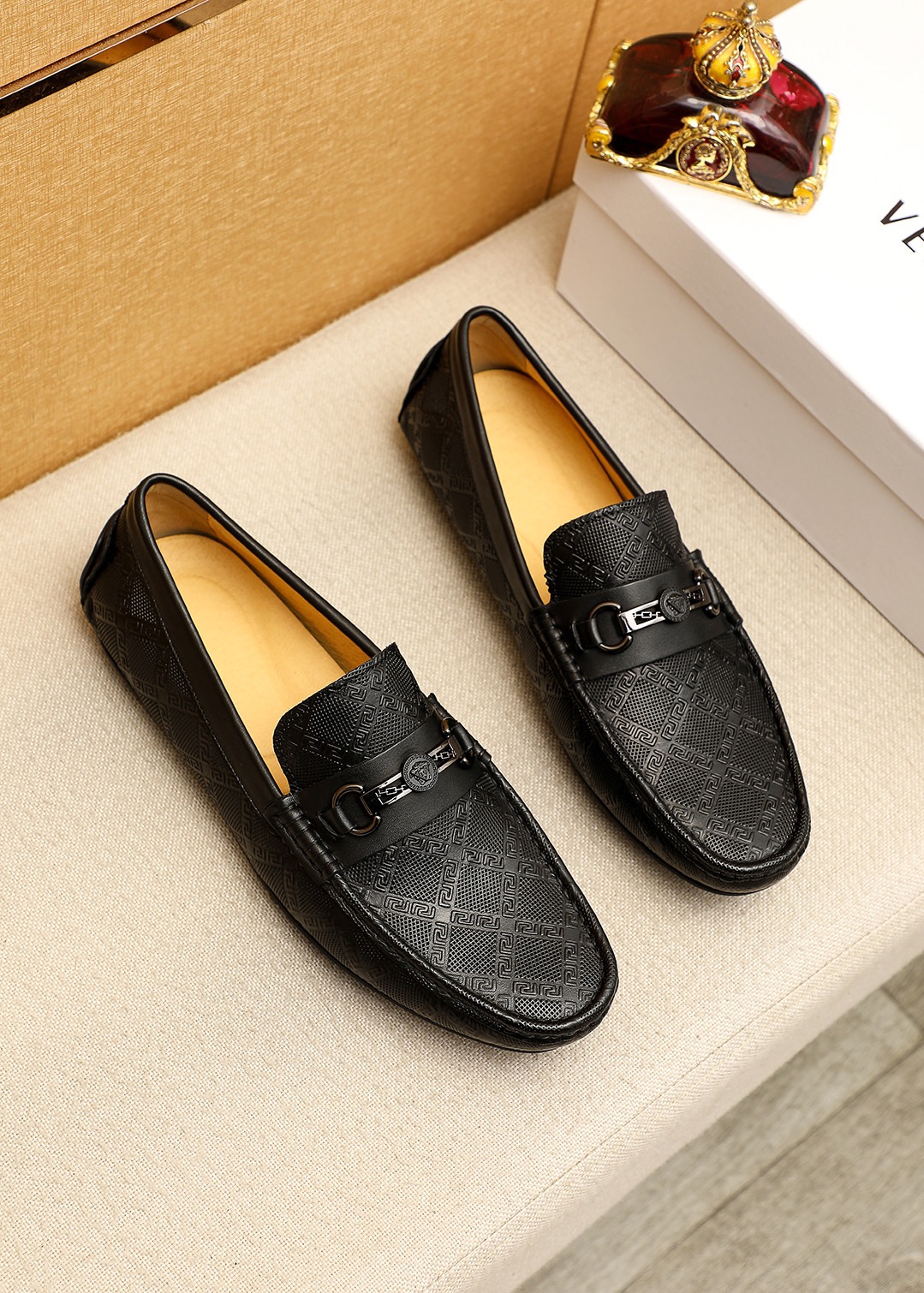 NO:779179,Product trademark VERSACE 'Versace' beanie shoes. Regular size: 38-44 (customized at 45.46.47) Product materials are selected. Imported calfskin embossed upper + luxury hardware buckle, imported water-dyed pigskin lining. Strong three-dimensional visual effect, original outsole color 1 color optional, versace,versace,cowhide19860909商品商标VERSACE「范思哲」豆豆鞋 正码码数:38-44（45.46.47订制） 商品材料精选 进口小牛皮压花鞋面+奢华五金扣,进口水染猪皮内里.强烈立体视觉效果,原版大底 颜 色1色可选,,versace,versace,cowhide,Men's shoes